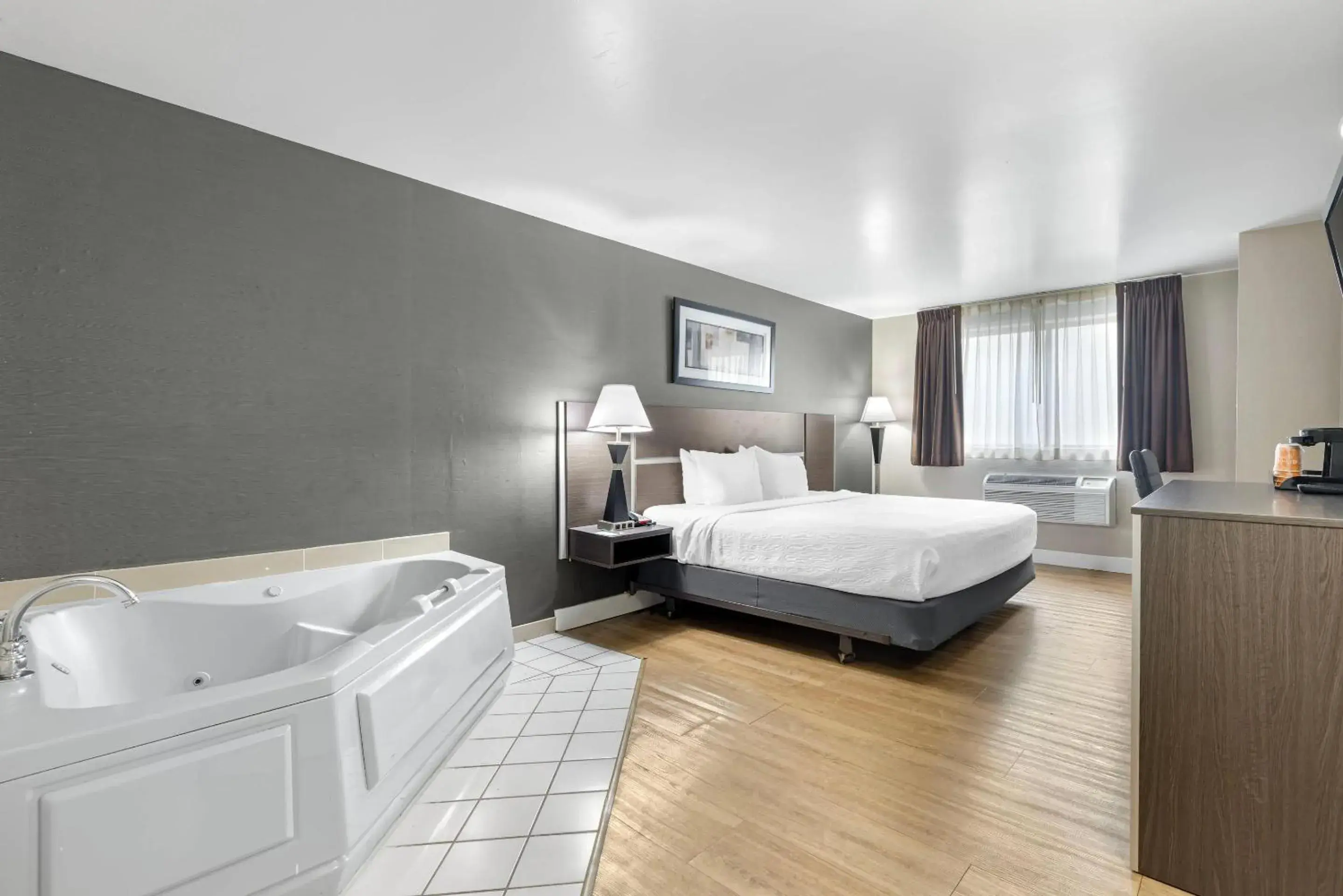 Bedroom, Bed in Quality Inn - Niagara Falls Blvd Bedroom, Bed in Quality Inn - Niagara Falls Blvd