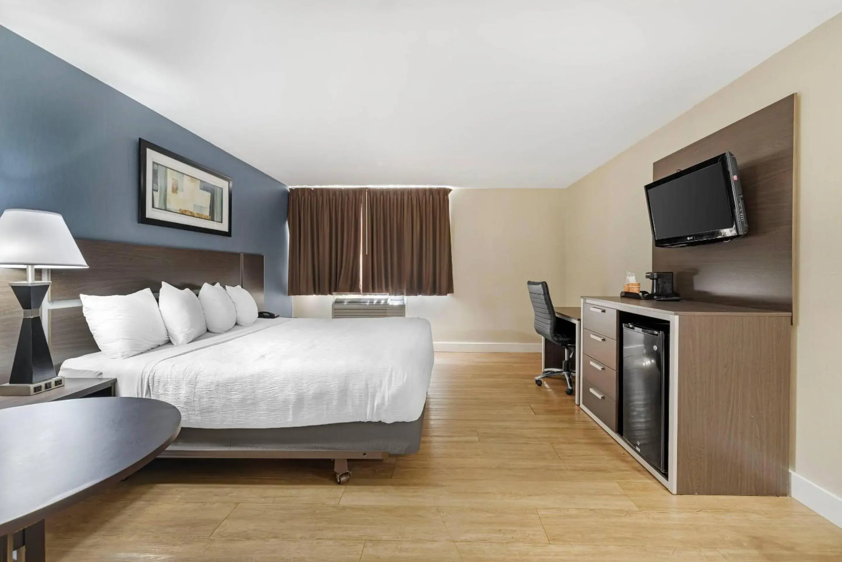 Bedroom, Bed in Quality Inn - Niagara Falls Blvd Bedroom, Bed in Quality Inn - Niagara Falls Blvd