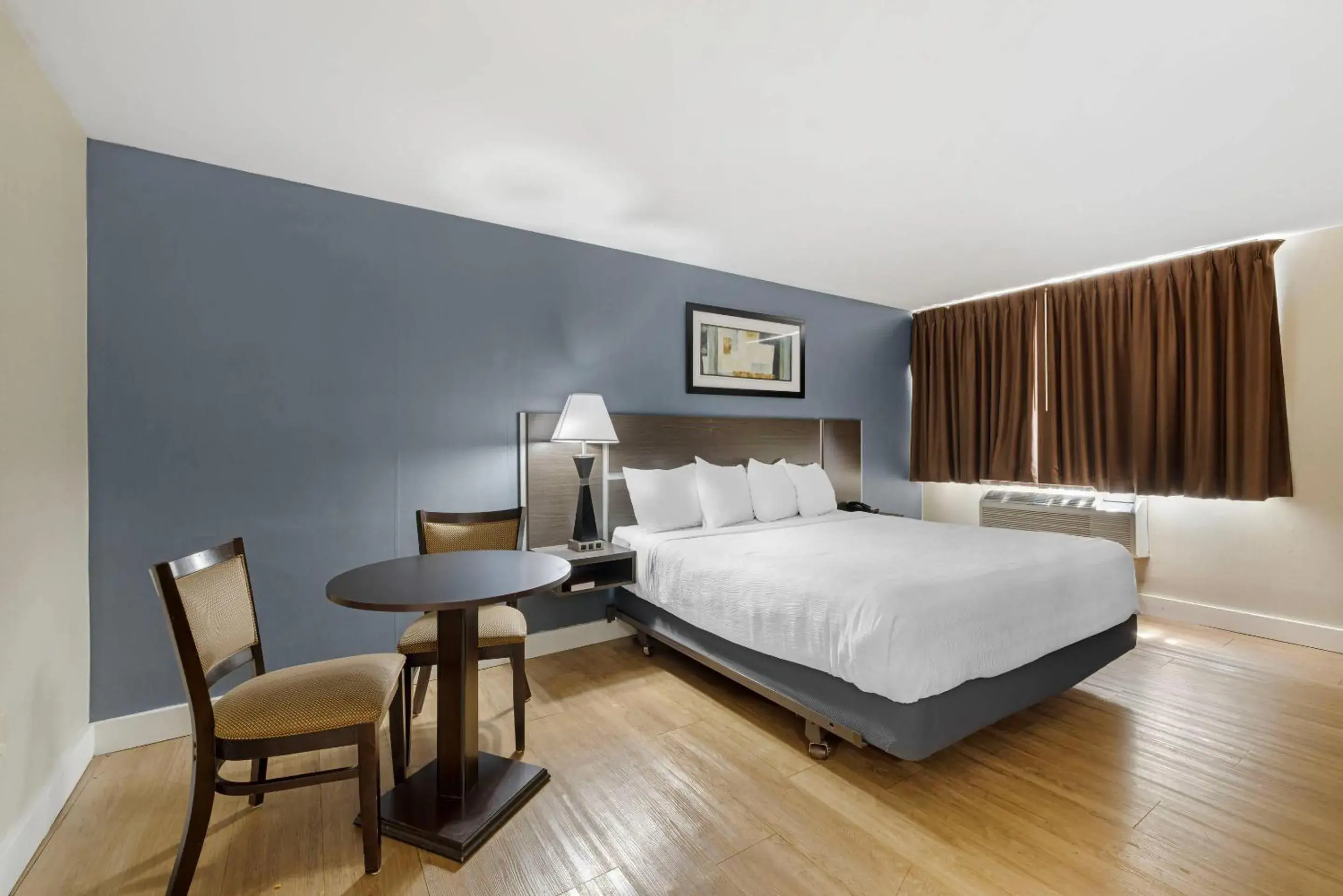 Bedroom, Bed in Quality Inn - Niagara Falls Blvd Bedroom, Bed in Quality Inn - Niagara Falls Blvd