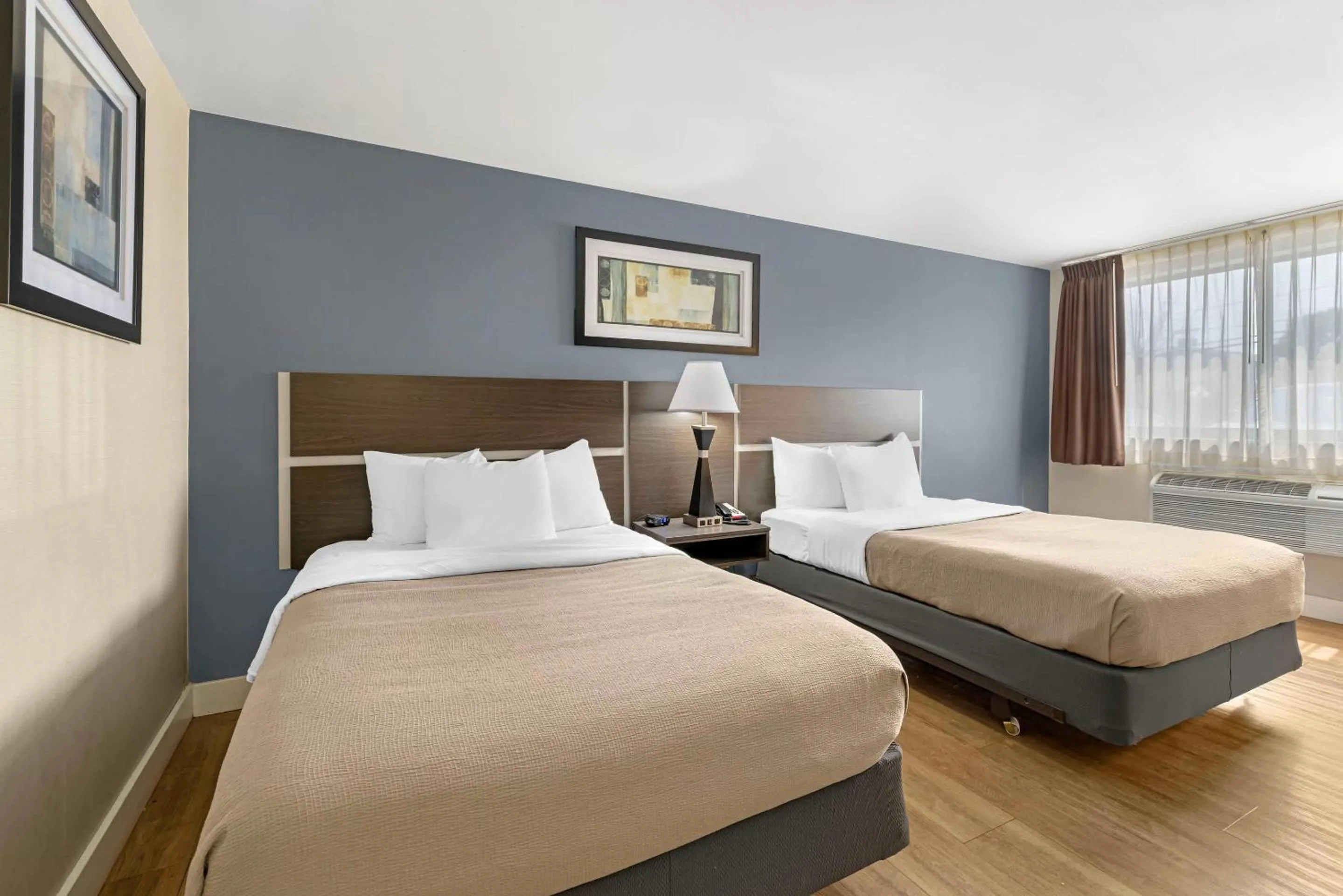 Bedroom, Bed in Quality Inn - Niagara Falls Blvd