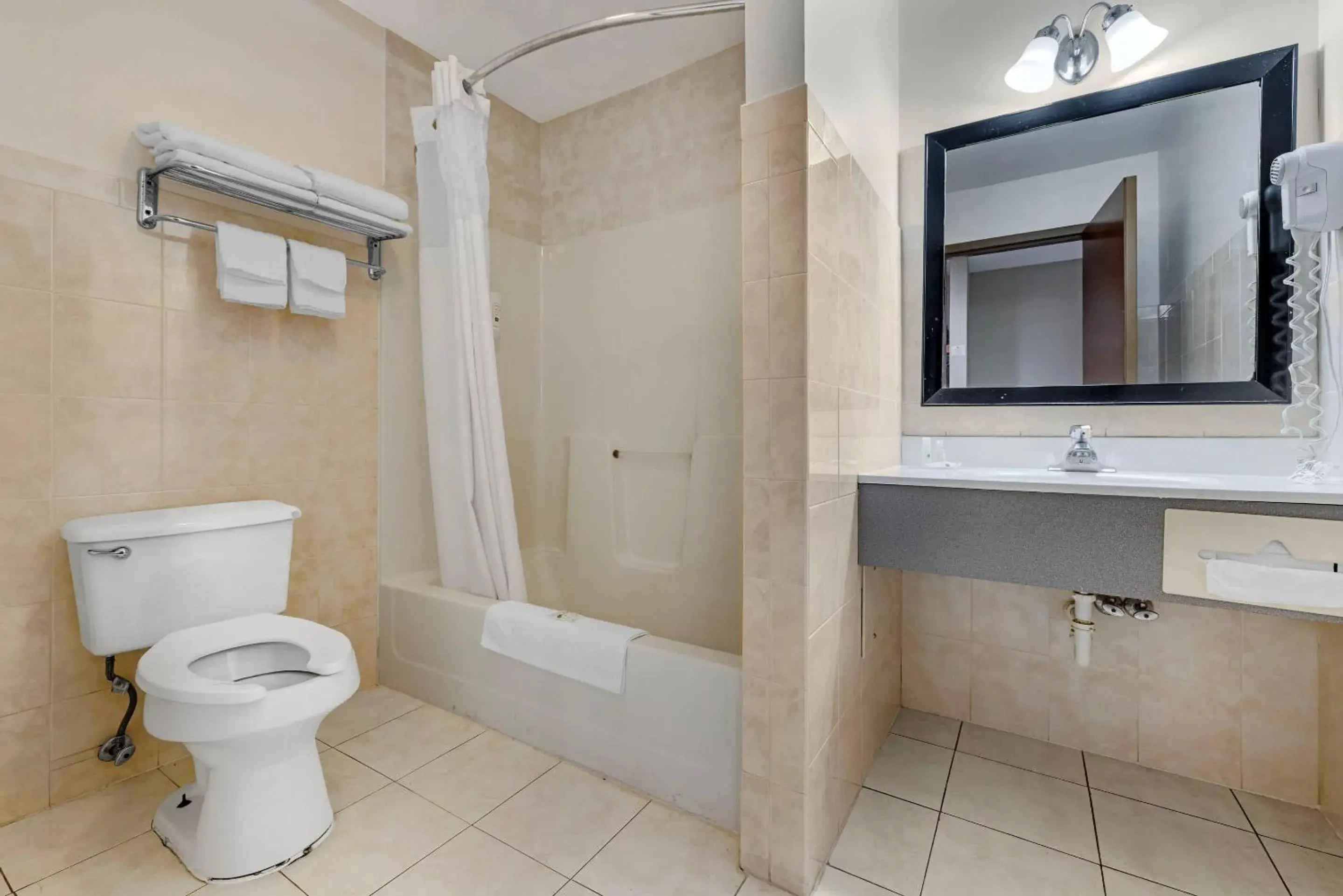 Bedroom in Quality Inn - Niagara Falls Blvd Bedroom in Quality Inn - Niagara Falls Blvd