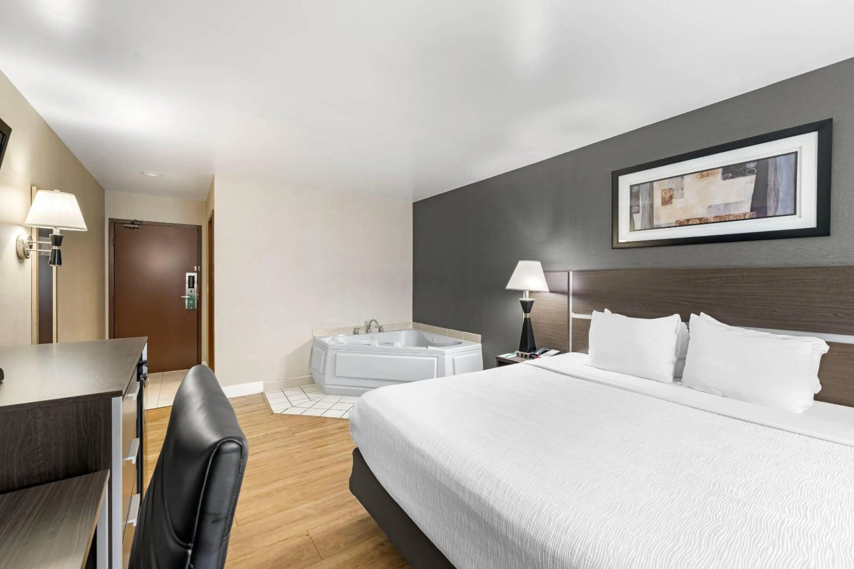 Bedroom, Bed in Quality Inn - Niagara Falls Blvd