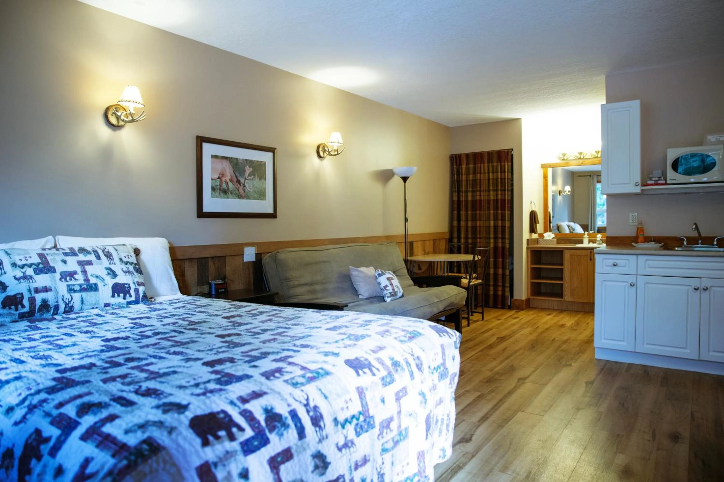 Photo of the whole room, Bed in Jasper Gates Resort