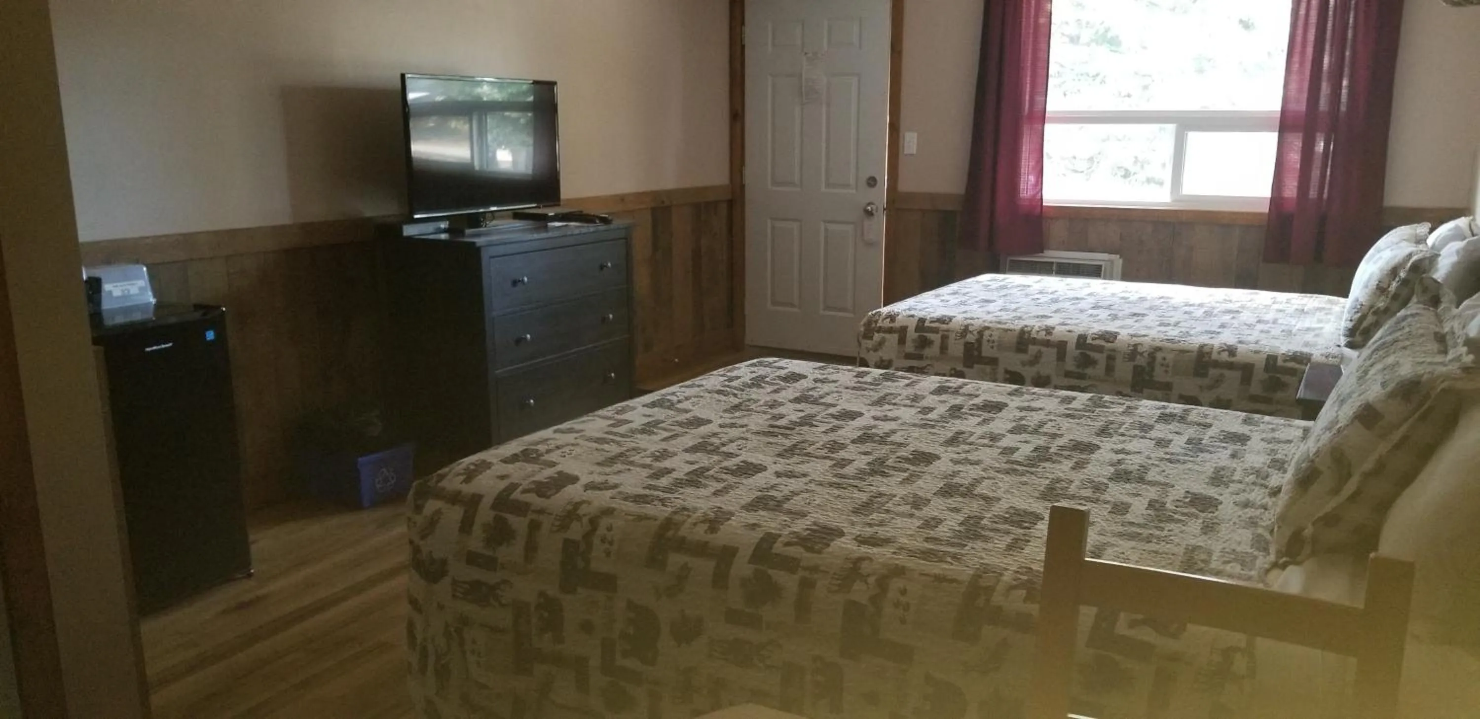 Photo of the whole room, Bed in Jasper Gates Resort