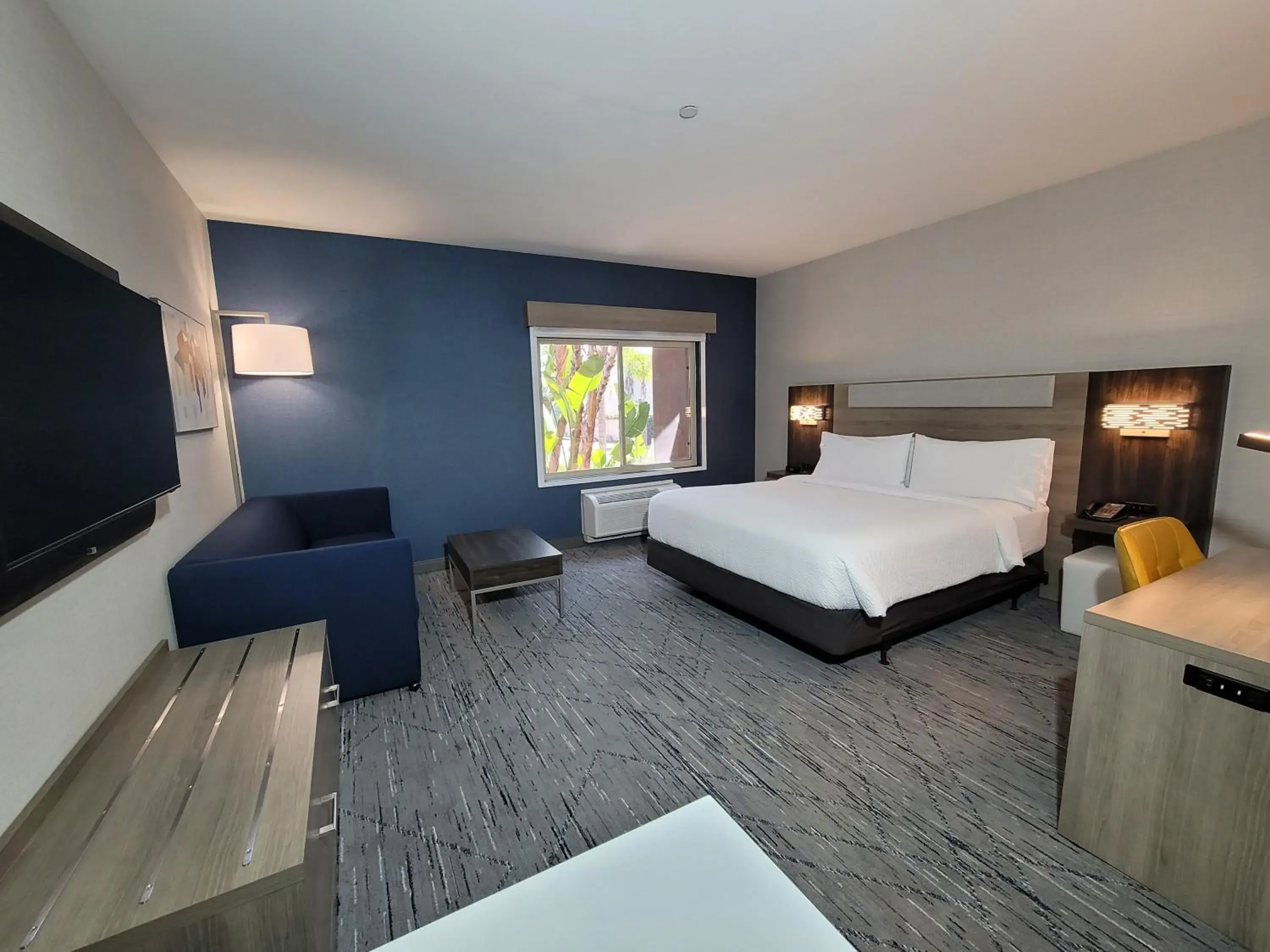 Double Room with Two Double Beds - Hearing Mobility Access with Tub - Non-Smoking in Holiday Inn Express San Diego South - Chula Vista by IHG Double Room with Two Double Beds - Hearing Mobility Access with Tub - Non-Smoking in Holiday Inn Express San Diego South - Chula Vista by IHG