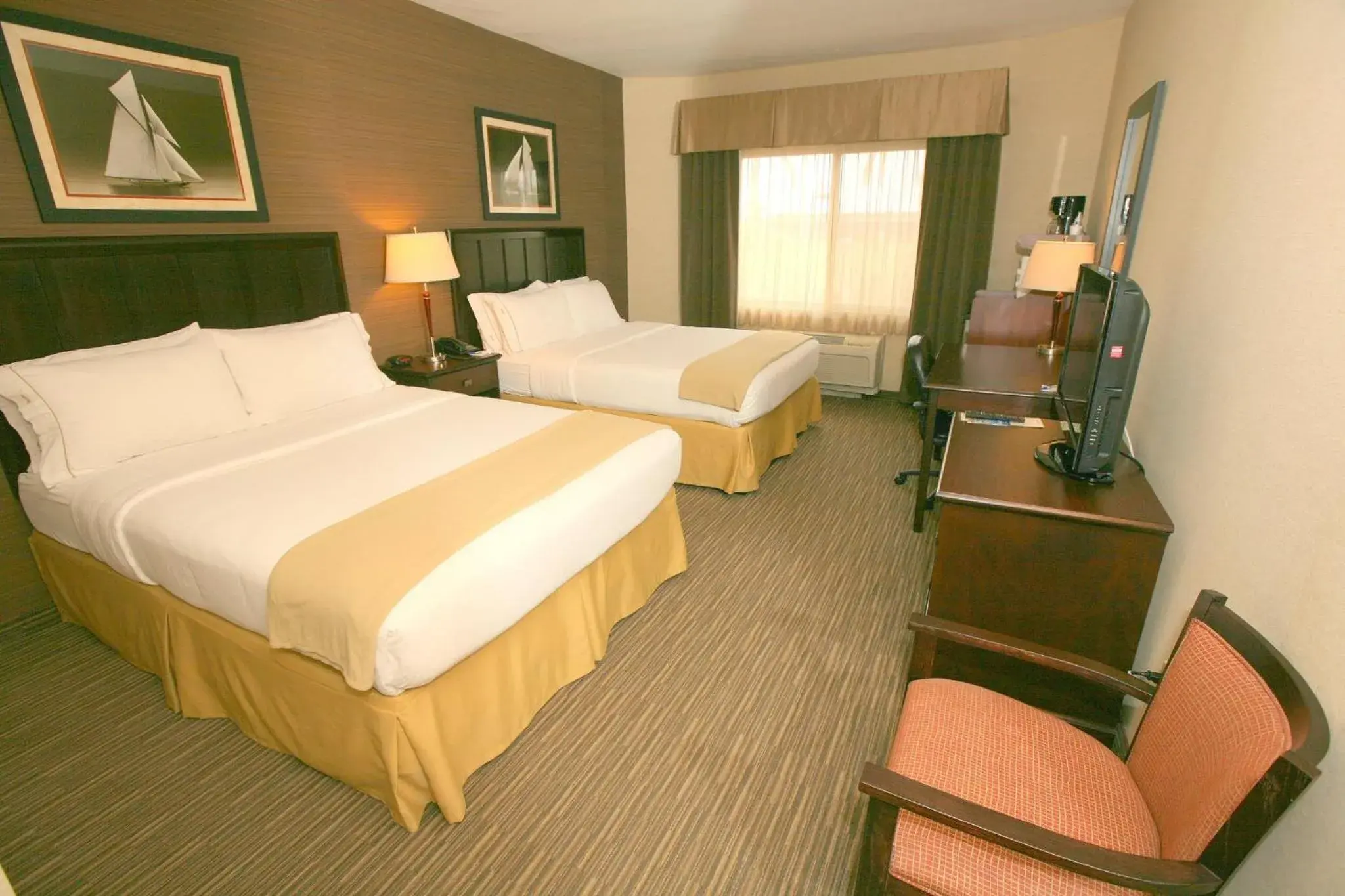 Photo of the whole room, Bed in Holiday Inn Express San Diego South - Chula Vista by IHG Photo of the whole room, Bed in Holiday Inn Express San Diego South - Chula Vista by IHG