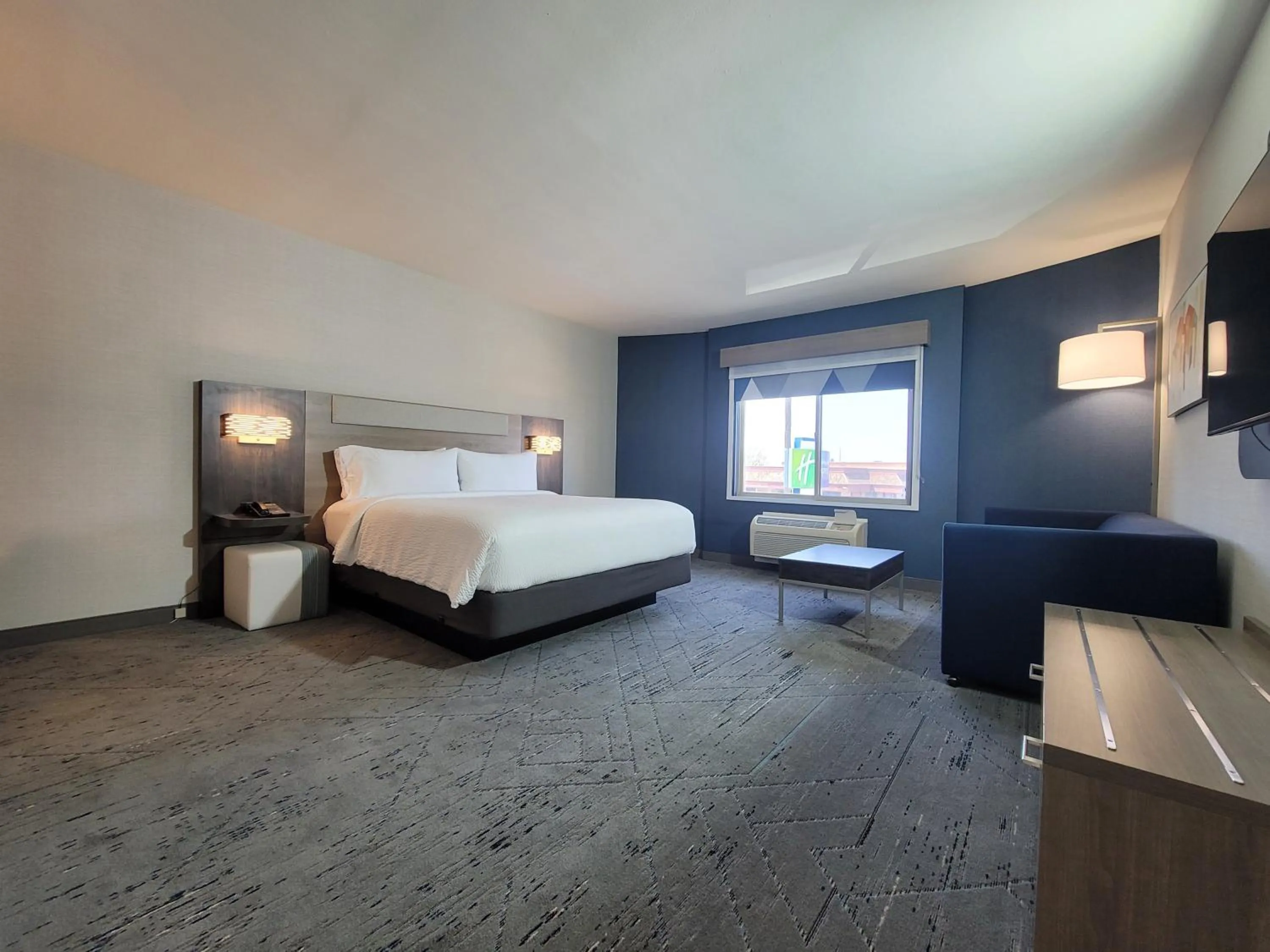 Photo of the whole room, Bed in Holiday Inn Express San Diego South - Chula Vista by IHG