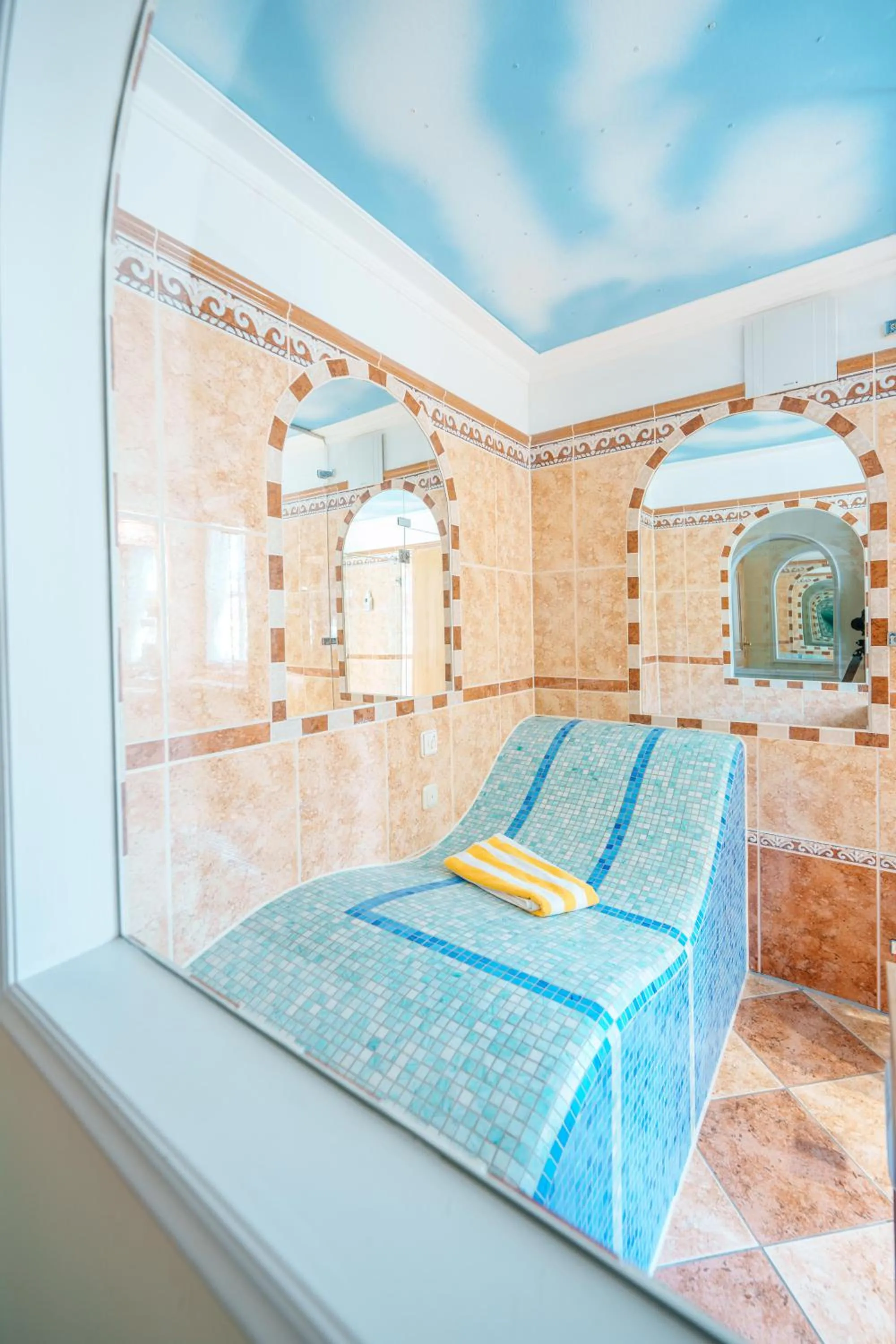 Bathroom, Bed in König Ludwig Design Hotel NEU Zimmer mit Sauna oder Whirlpool oder mehr