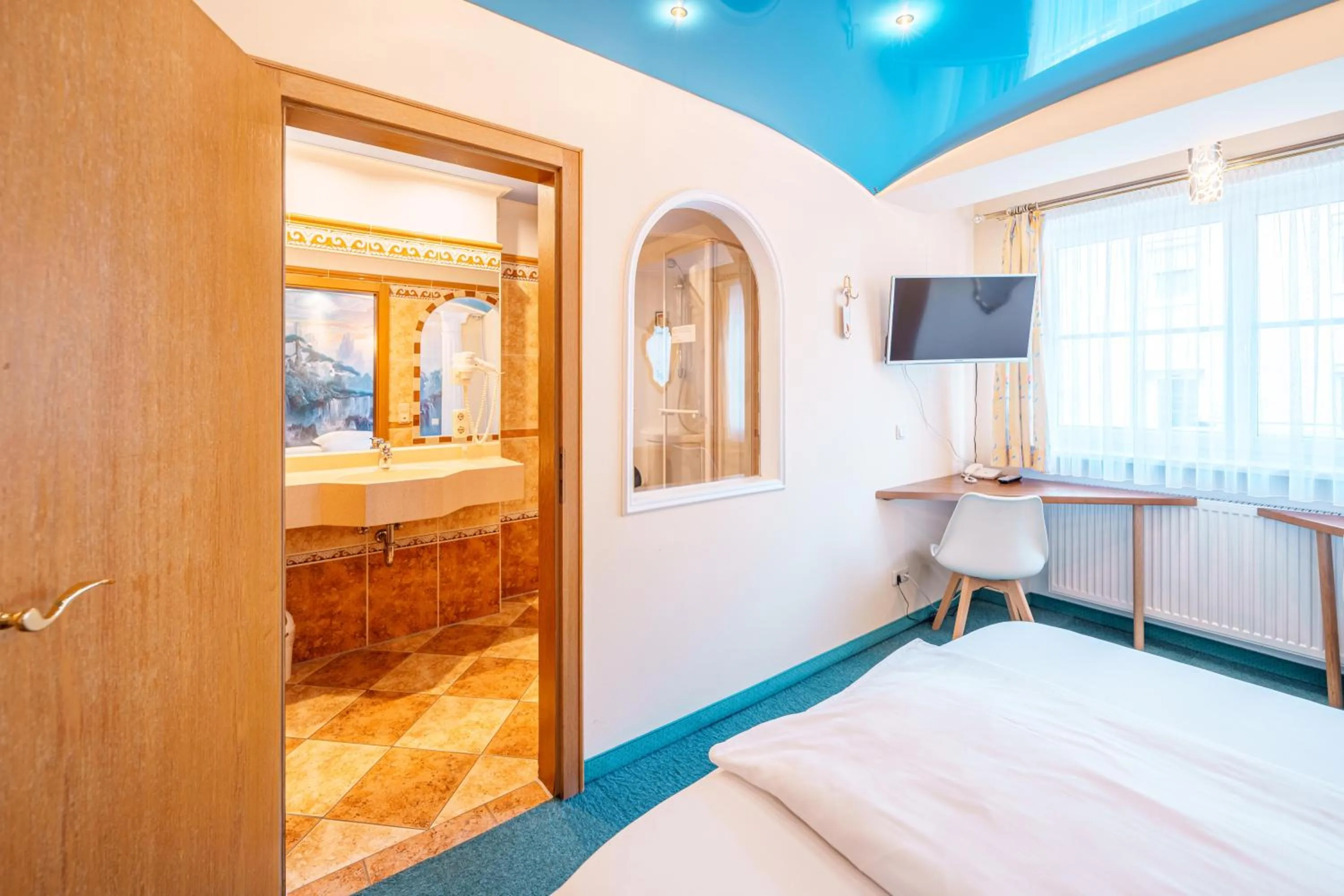 Bathroom, Bed in König Ludwig Design Hotel NEU Zimmer mit Sauna oder Whirlpool oder mehr