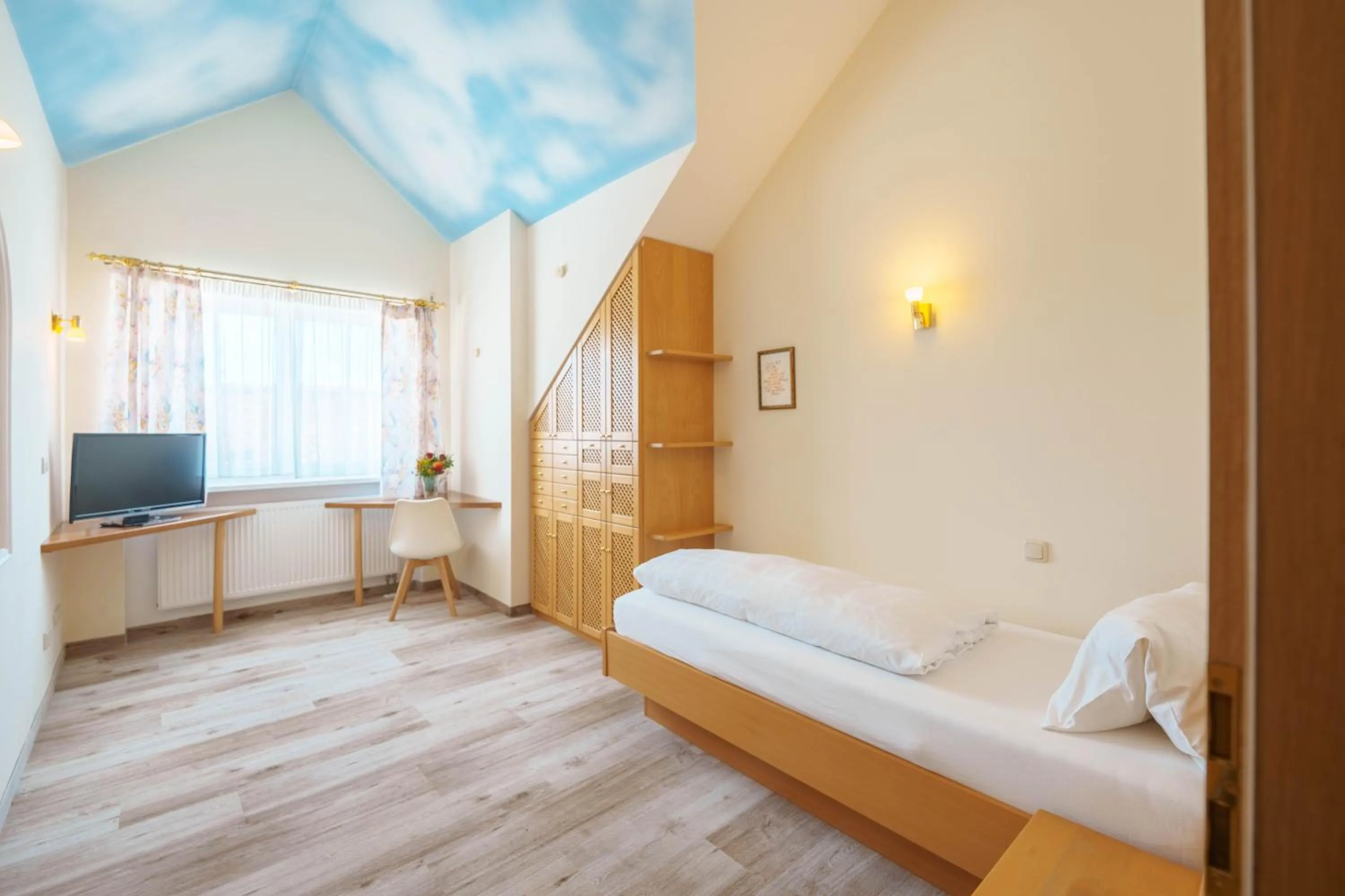 Photo of the whole room, Bed in König Ludwig Design Hotel NEU Zimmer mit Sauna oder Whirlpool oder mehr