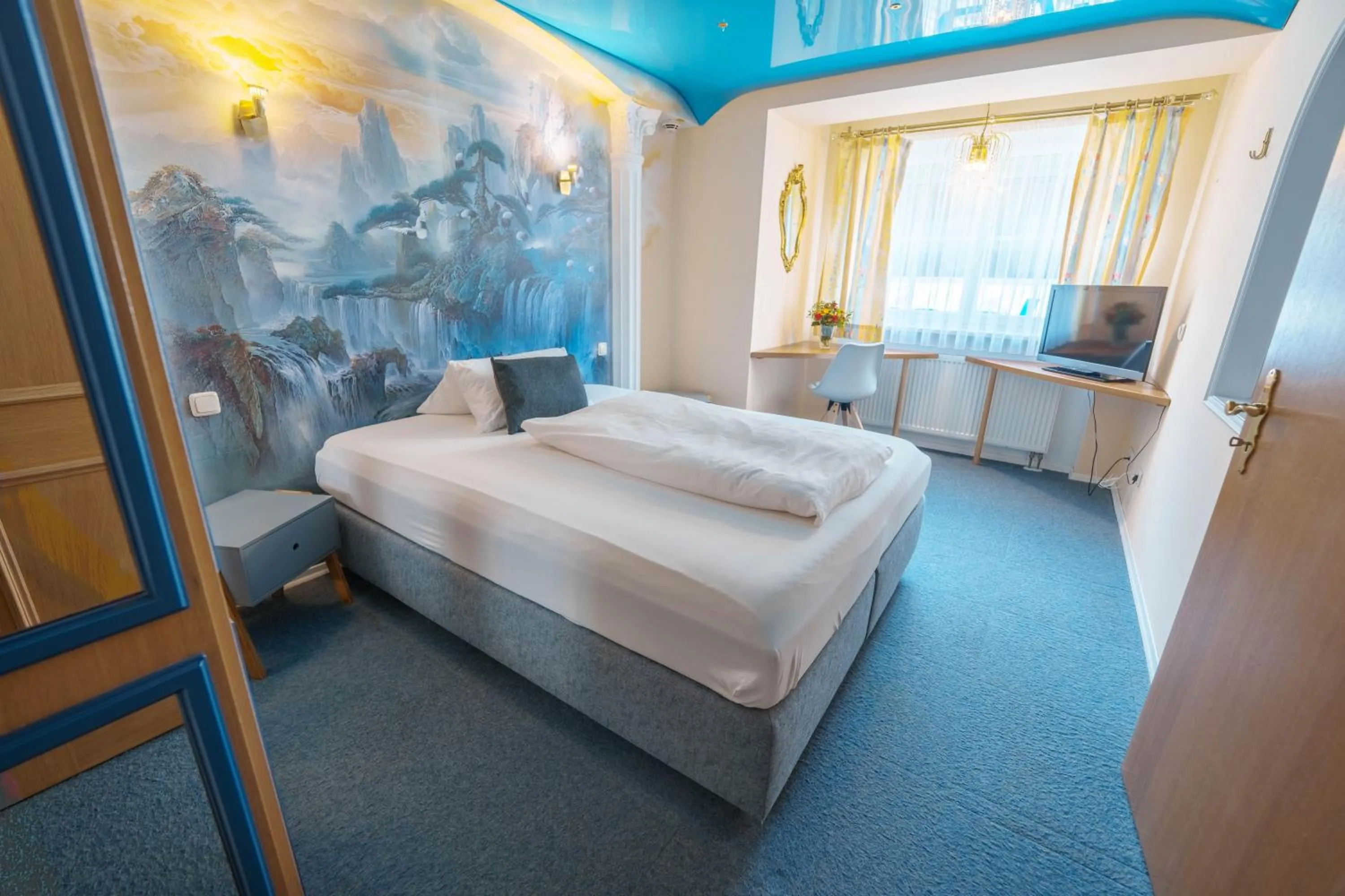 Photo of the whole room, Bed in König Ludwig Design Hotel NEU Zimmer mit Sauna oder Whirlpool oder mehr