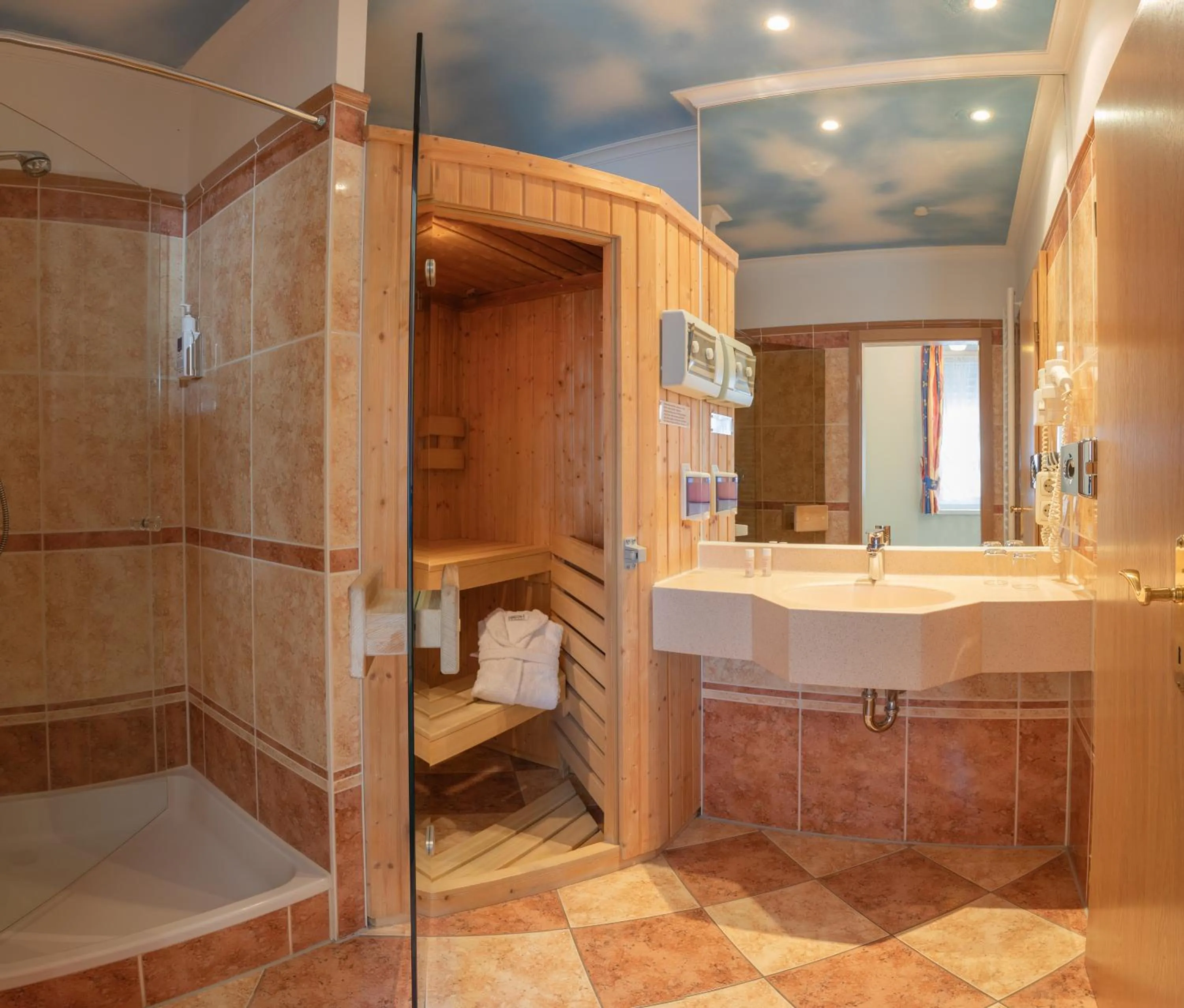 Shower in König Ludwig Design Hotel NEU Zimmer mit Sauna oder Whirlpool oder mehr