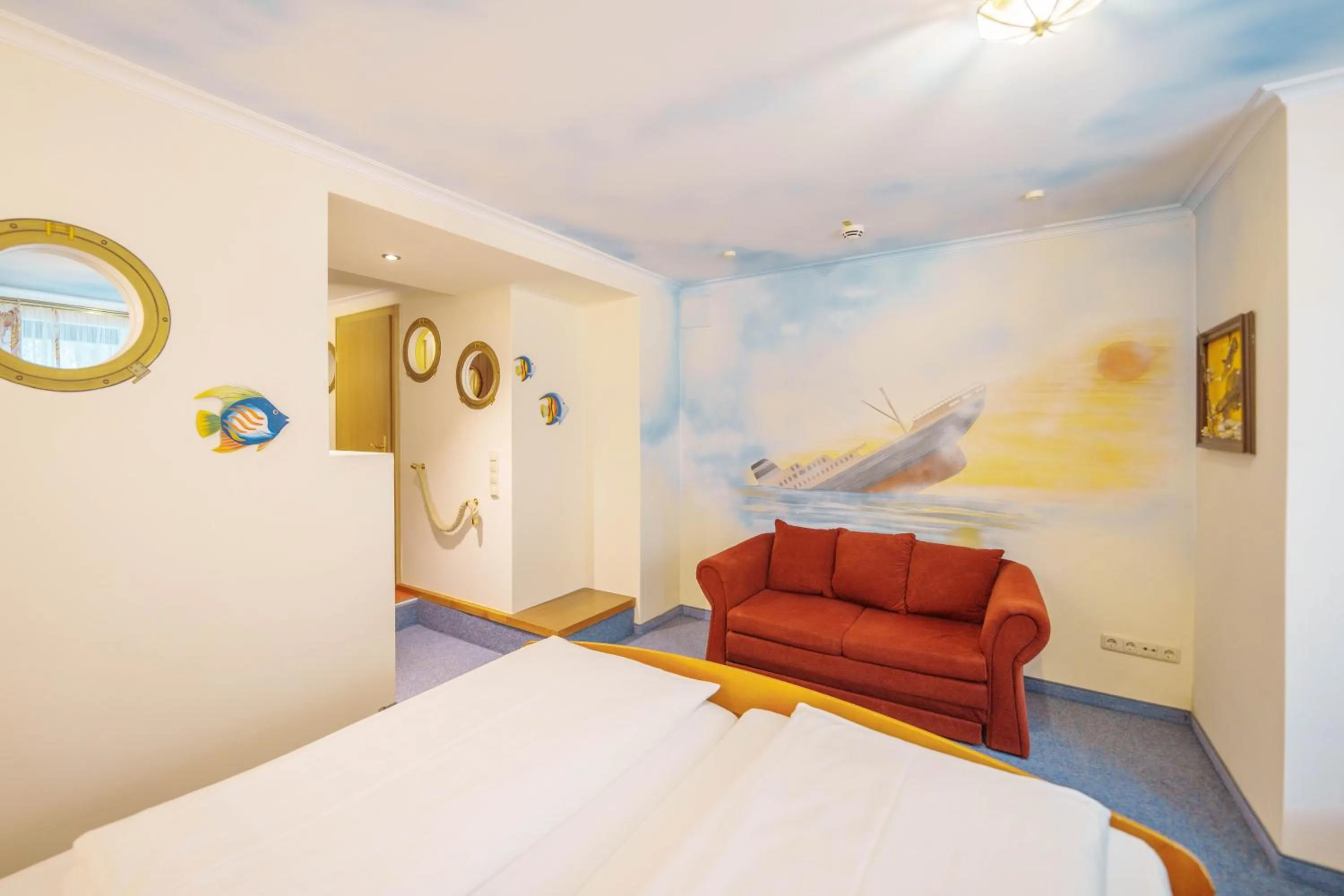 Photo of the whole room, Bed in König Ludwig Design Hotel NEU Zimmer mit Sauna oder Whirlpool oder mehr