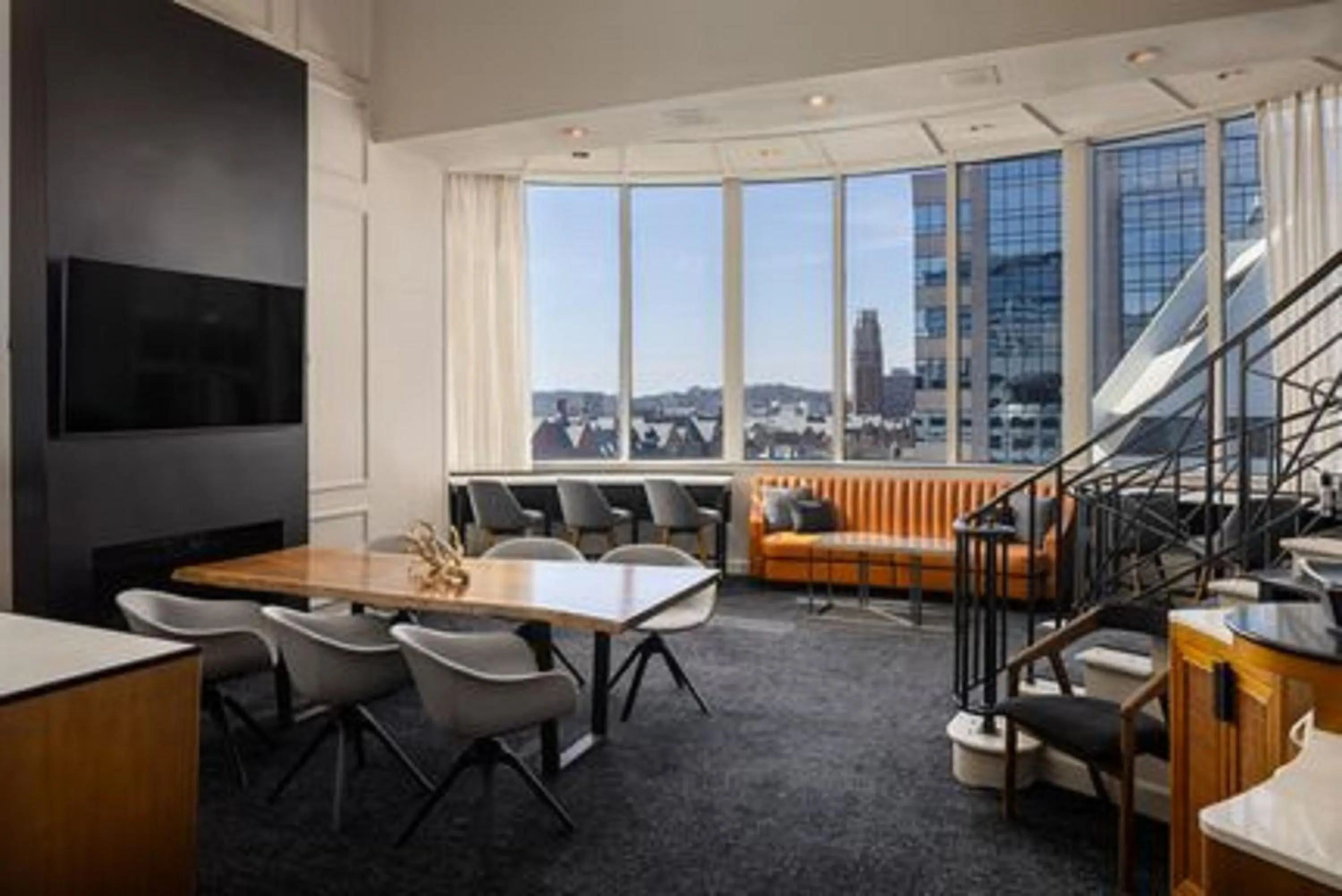 Lounge or bar in Loews Nashville Hotel at Vanderbilt Plaza