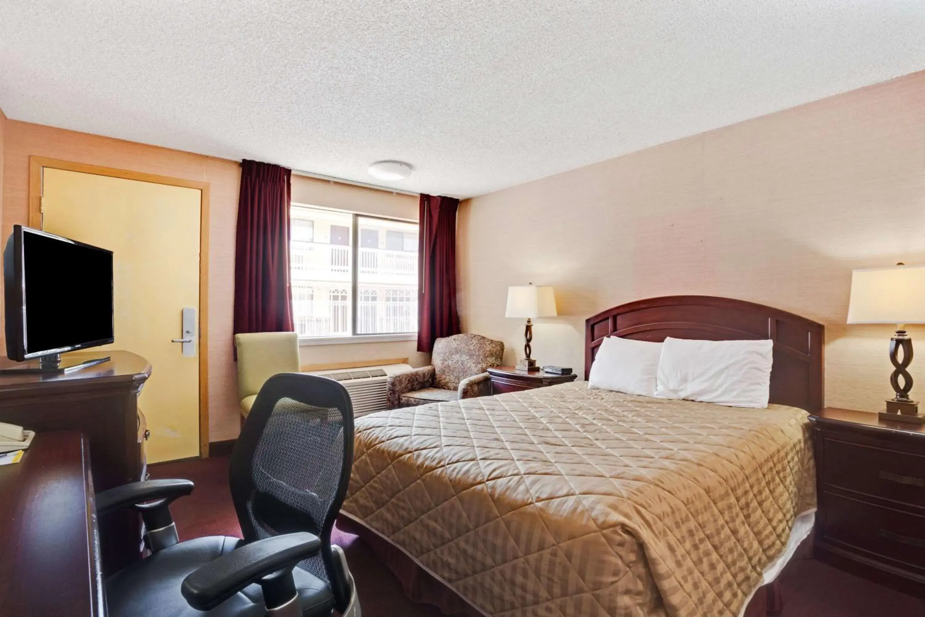 Photo of the whole room, Bed in FairBridge Inn Express Tukwila Photo of the whole room, Bed in FairBridge Inn Express Tukwila