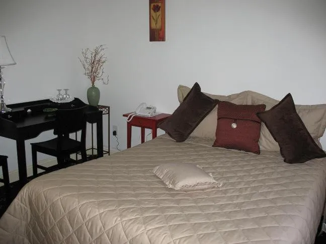 Contemporary Room in A Cambridge House Inn