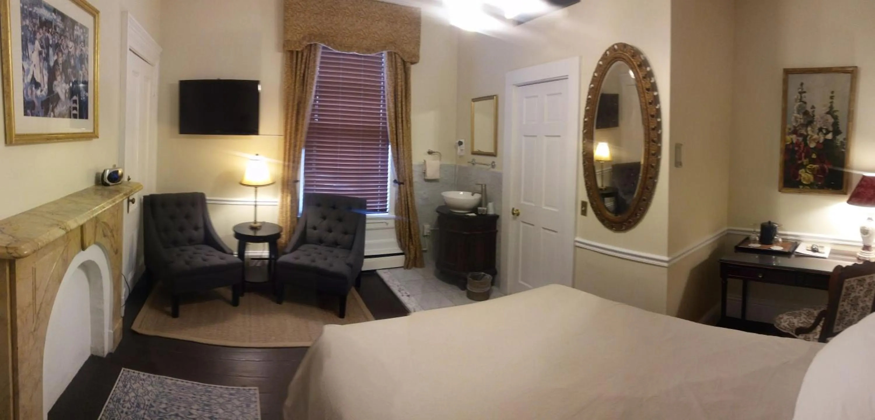 Bed in Inn on Bellevue