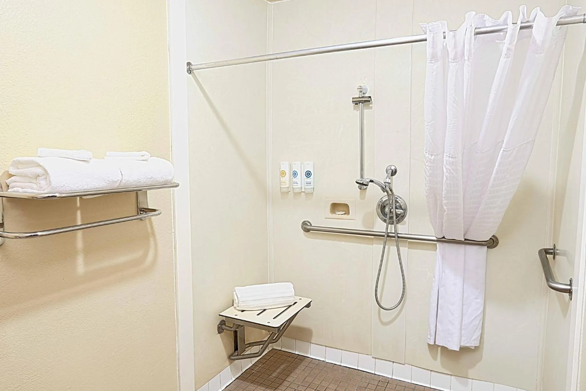 Queen Room with Two Queen Beds - Handicap Accessible/Non Smoking in The Hills Inn Eagle Rock - Near Old Town Pasadena