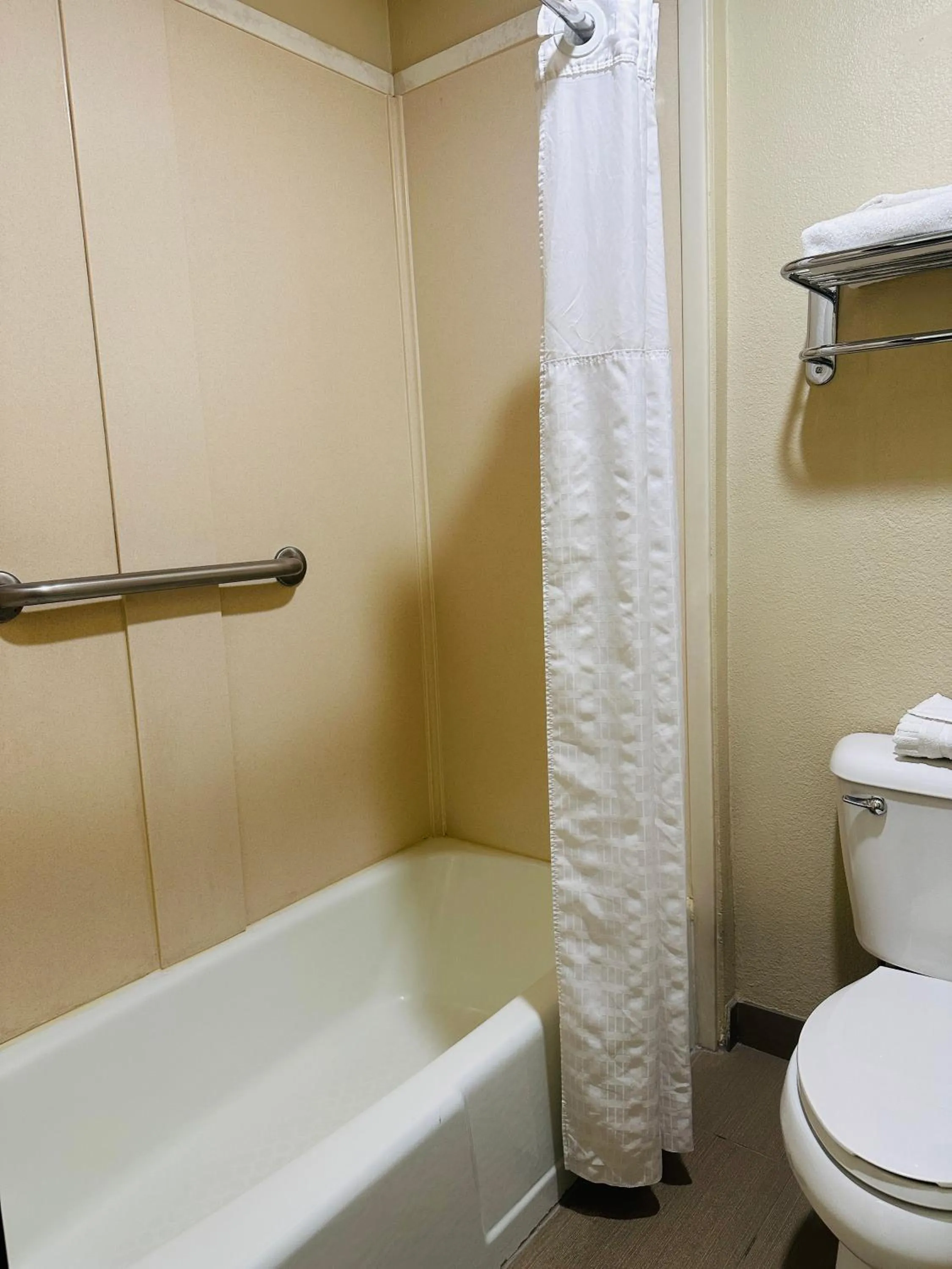 Bathroom in The Hills Inn Eagle Rock - Near Old Town Pasadena