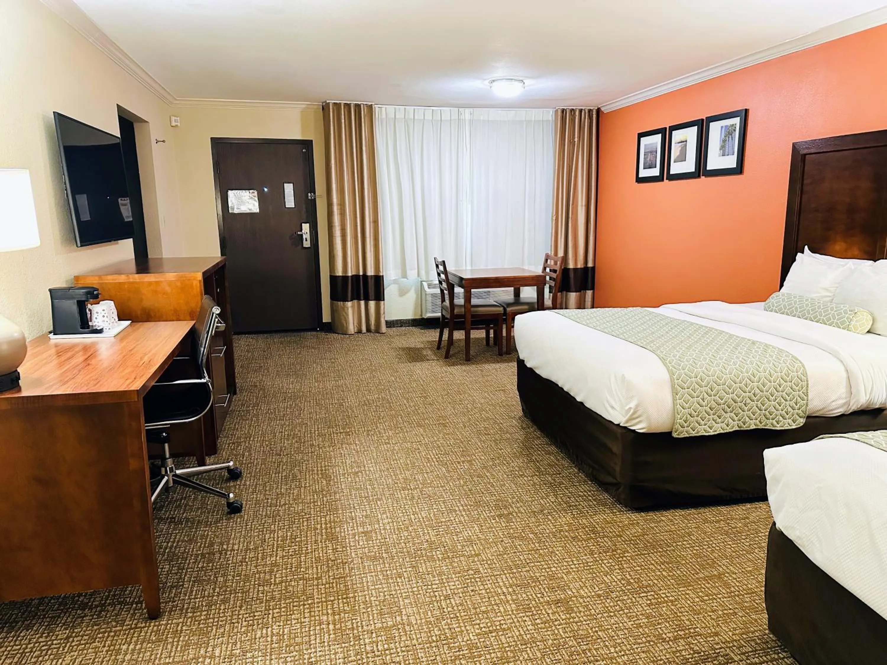 Photo of the whole room, Bed in The Hills Inn Eagle Rock - Near Old Town Pasadena