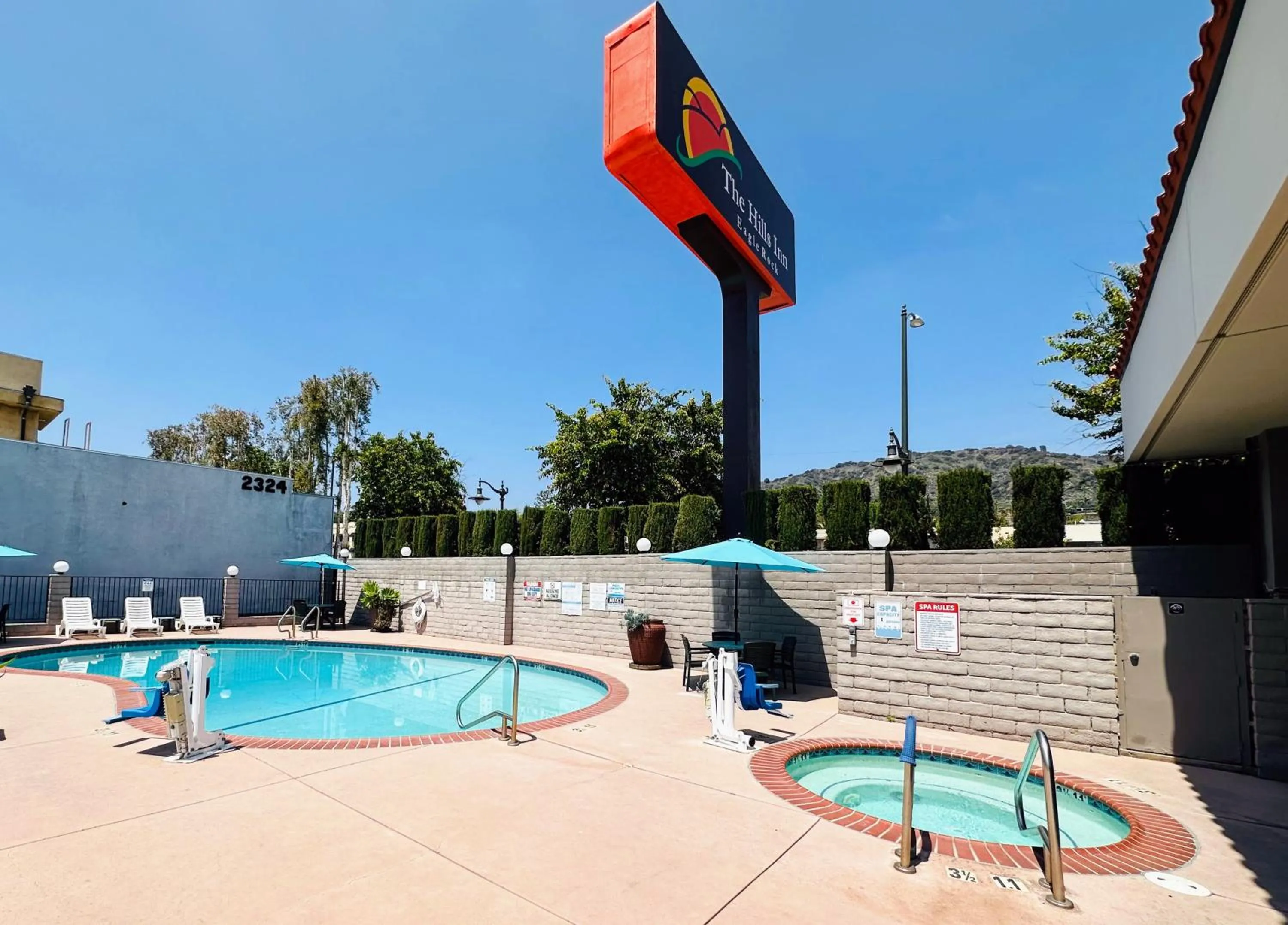 Pool view in The Hills Inn Eagle Rock - Near Old Town Pasadena