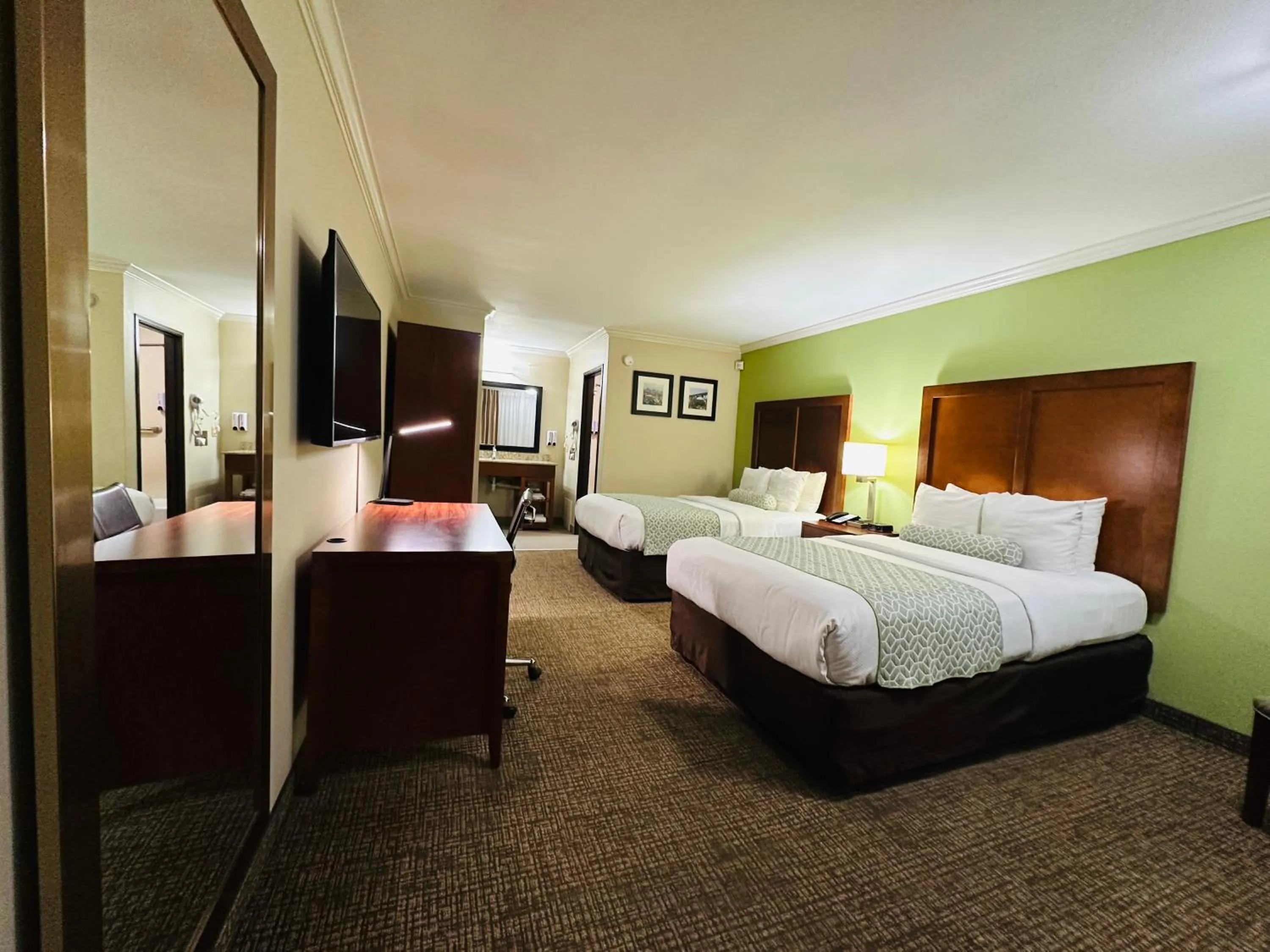 Bedroom, Bed in The Hills Inn Eagle Rock - Near Old Town Pasadena