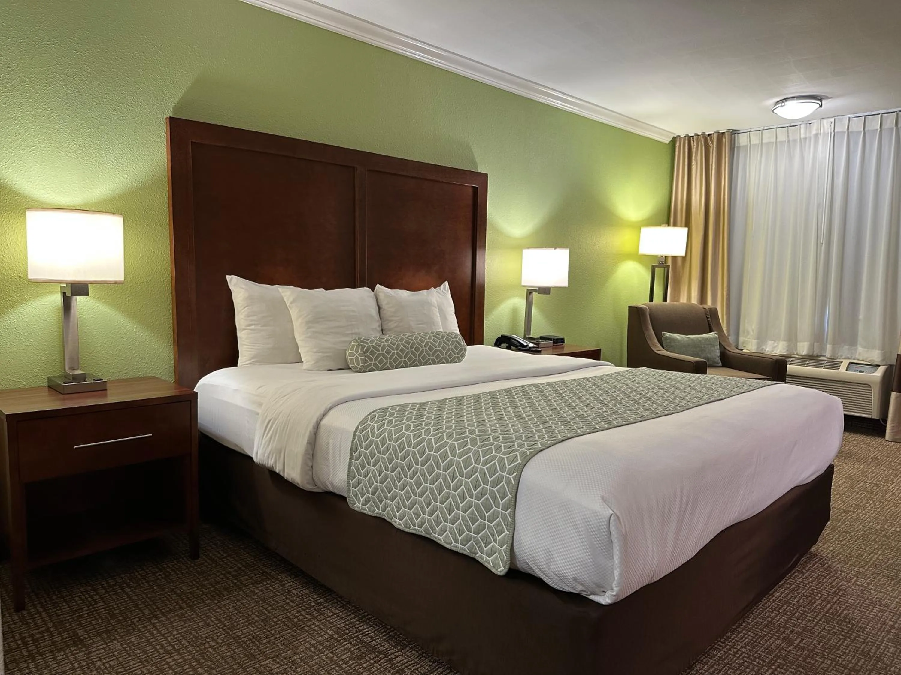 Bedroom, Bed in The Hills Inn Eagle Rock - Near Old Town Pasadena