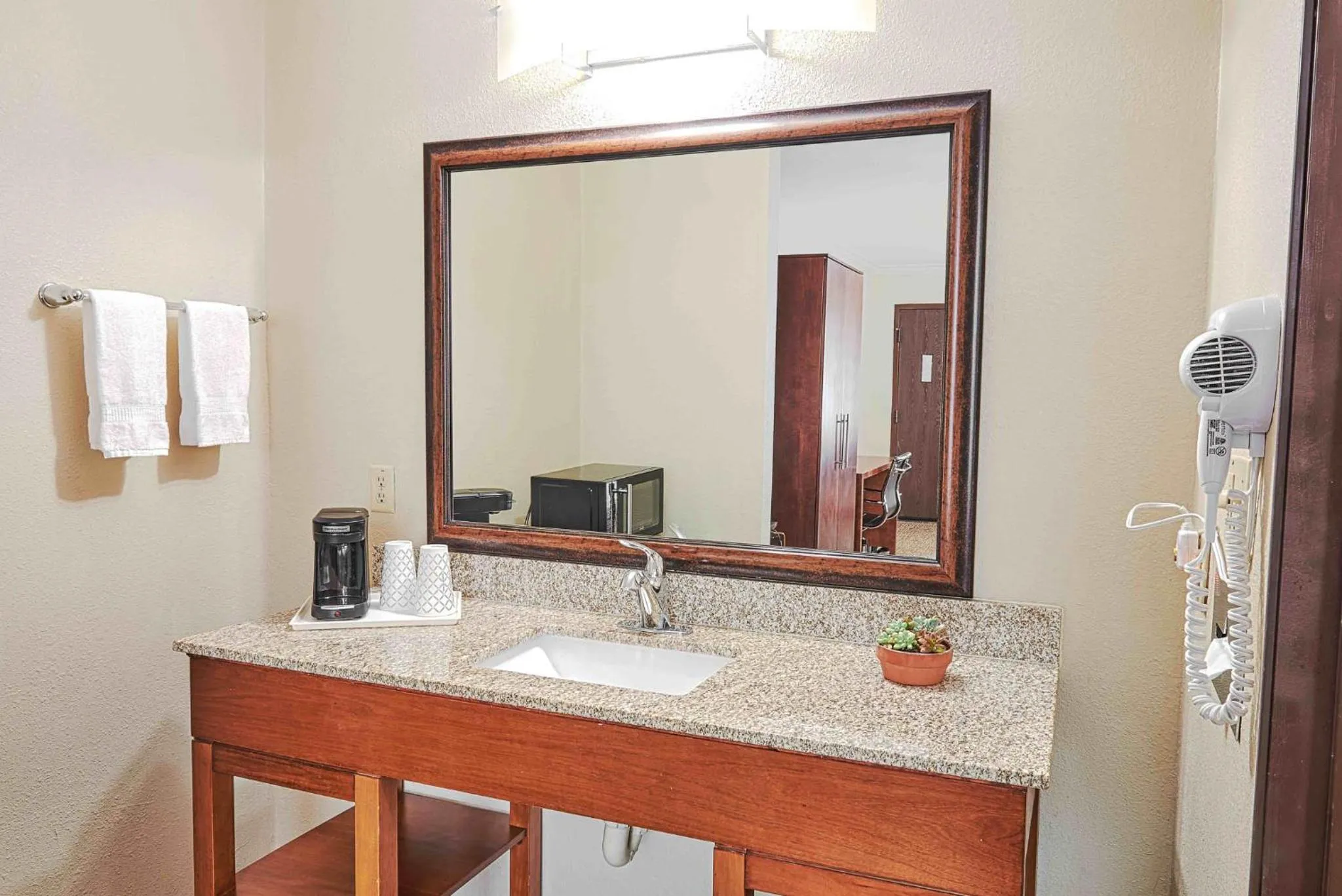 Bathroom in The Hills Inn Eagle Rock - Near Old Town Pasadena