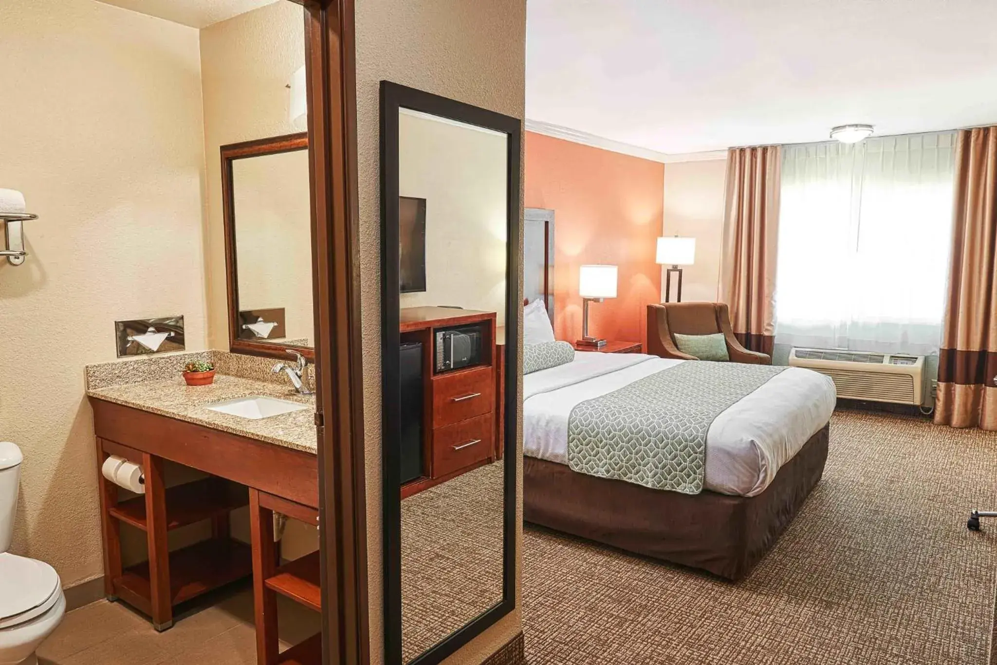 Toilet, Bed in The Hills Inn Eagle Rock - Near Old Town Pasadena Toilet, Bed in The Hills Inn Eagle Rock - Near Old Town Pasadena