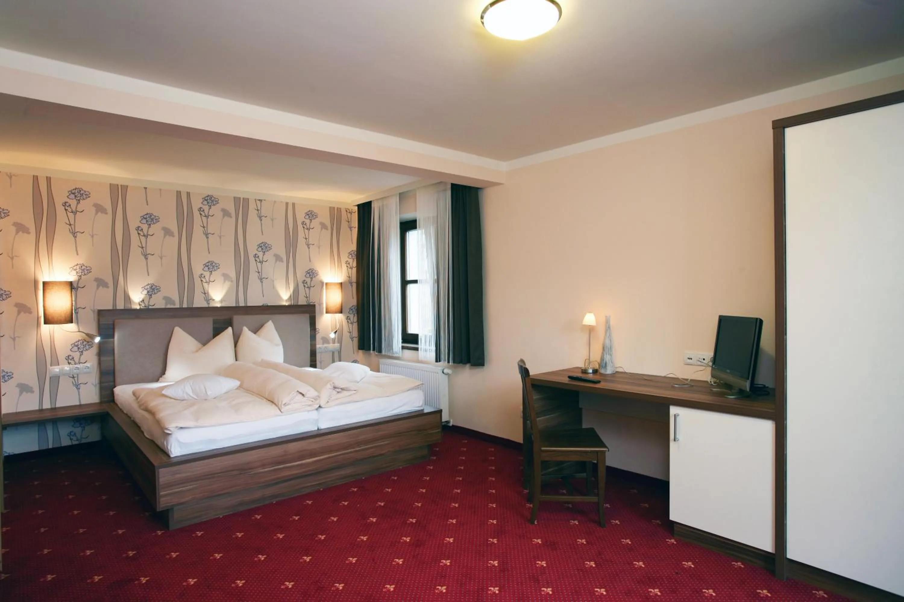 Photo of the whole room, Bed in Landgasthof Zum Lang