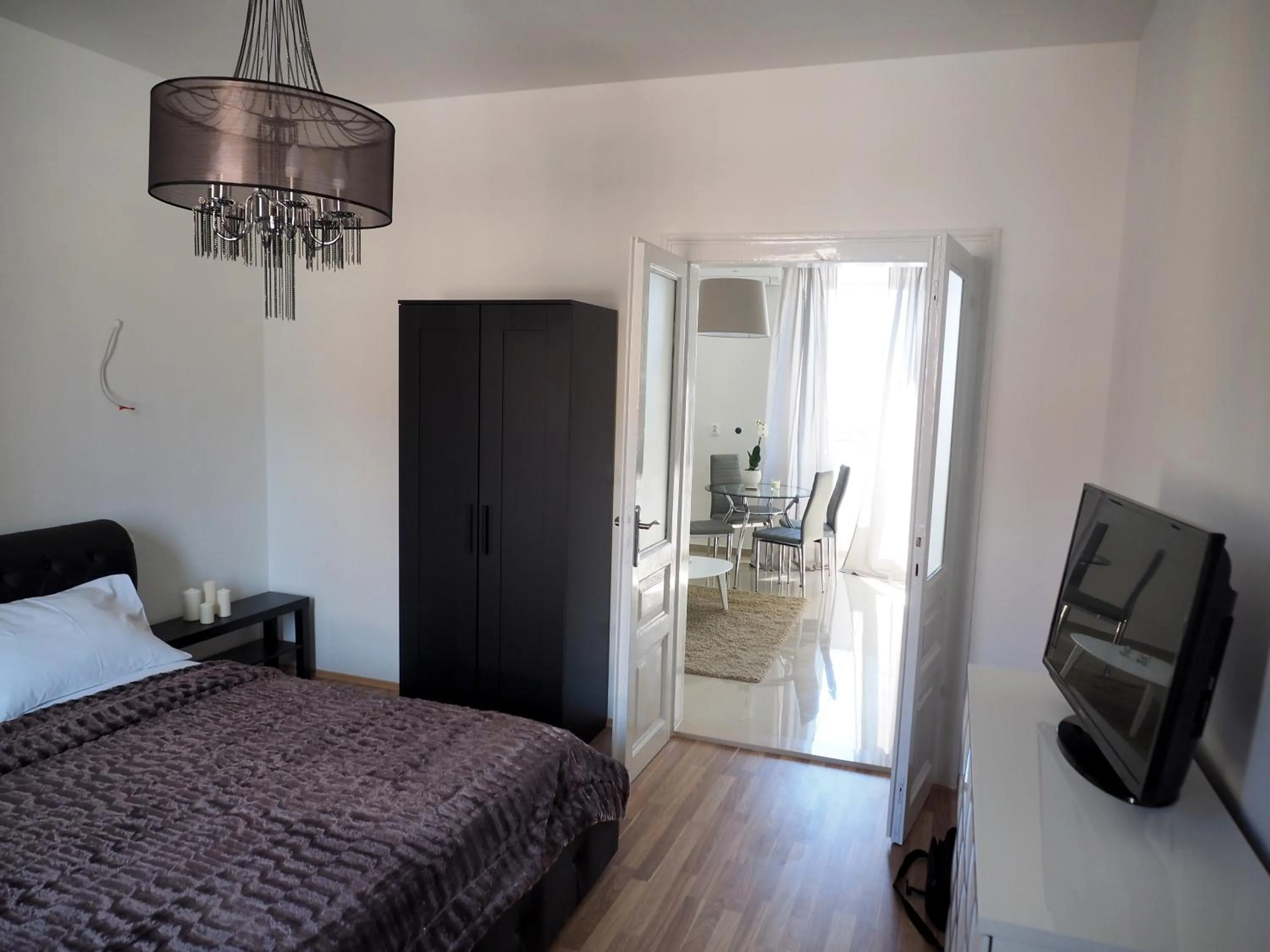 Bed in Captain Emo City Apartments