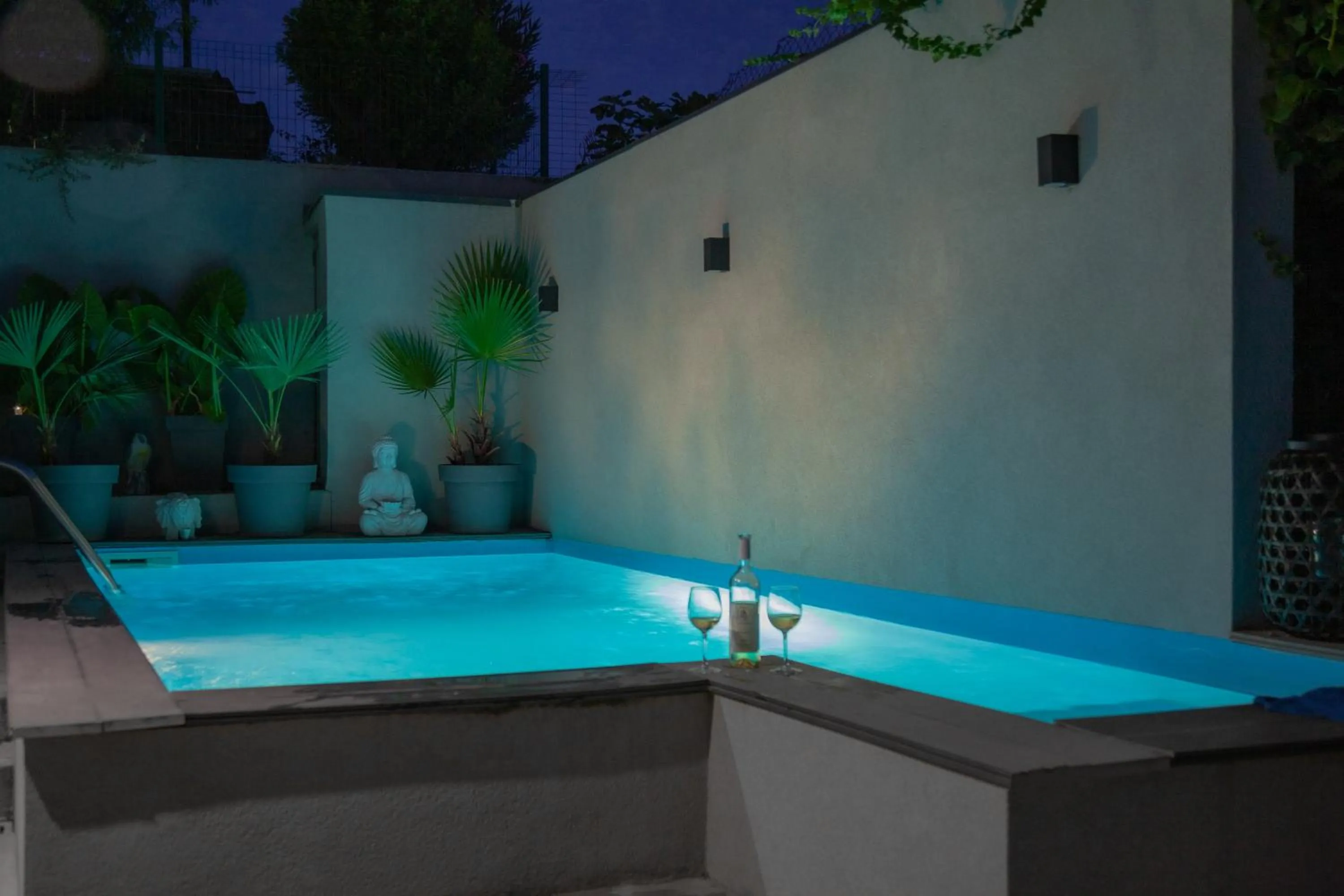 Night in Captain Emo City Apartments