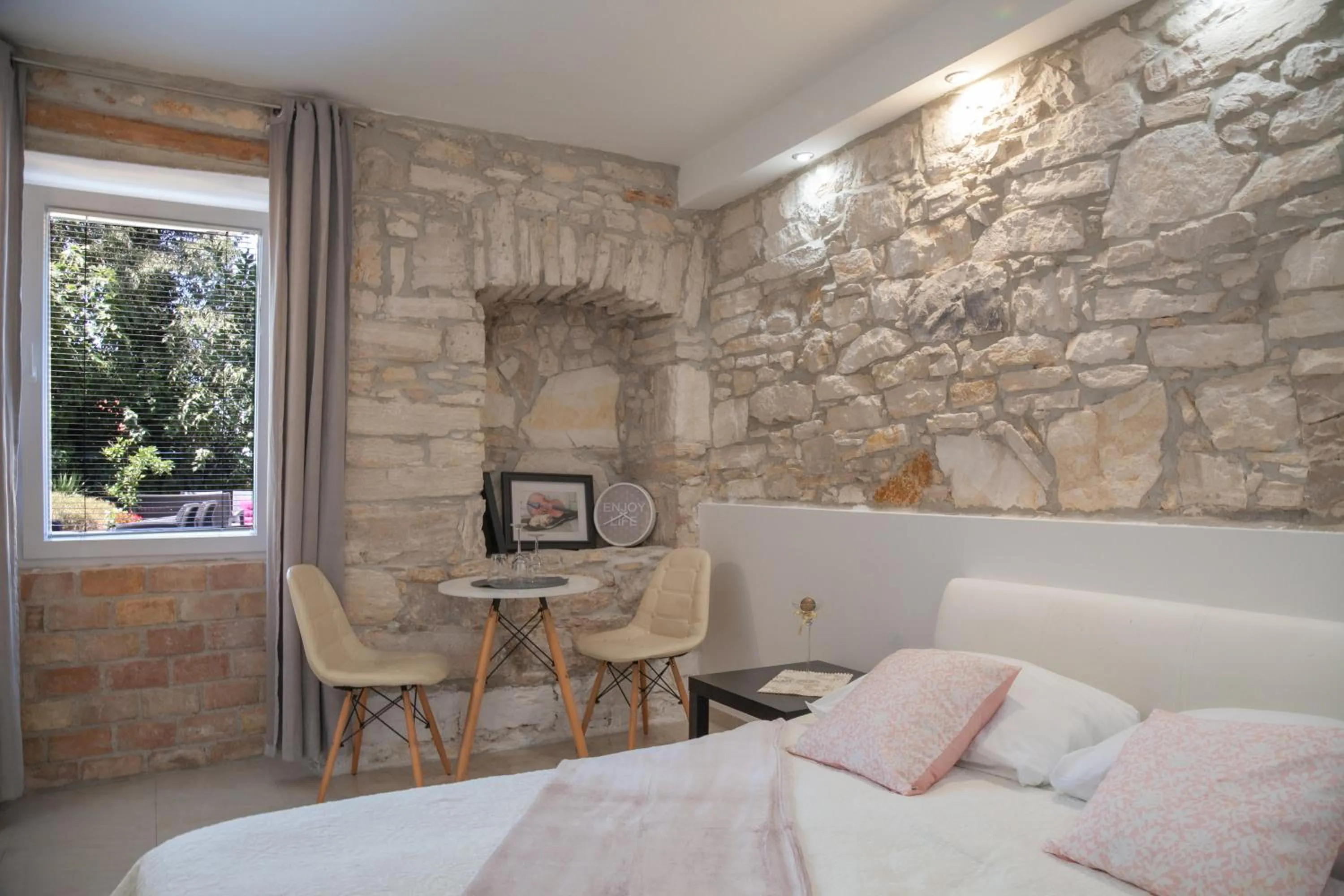 Photo of the whole room, Bed in Captain Emo City Apartments