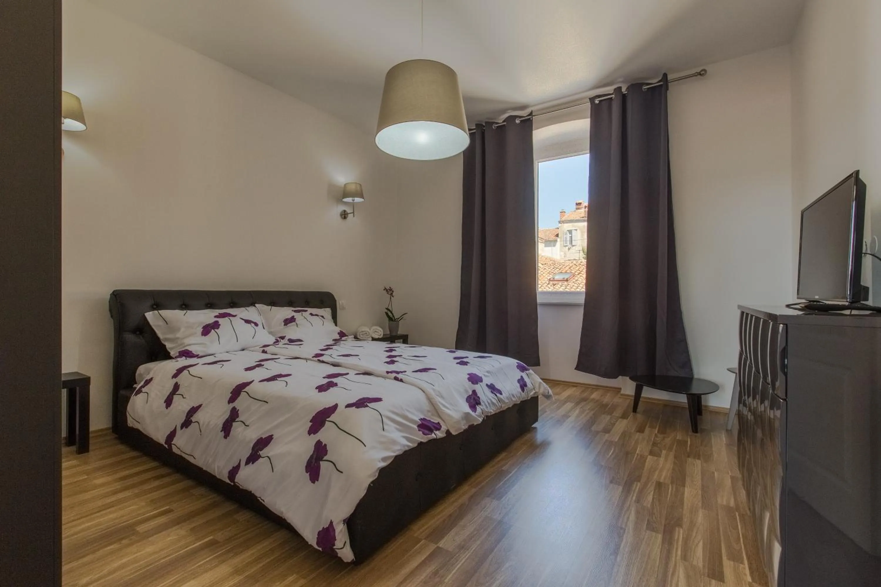 Photo of the whole room, Bed in Captain Emo City Apartments