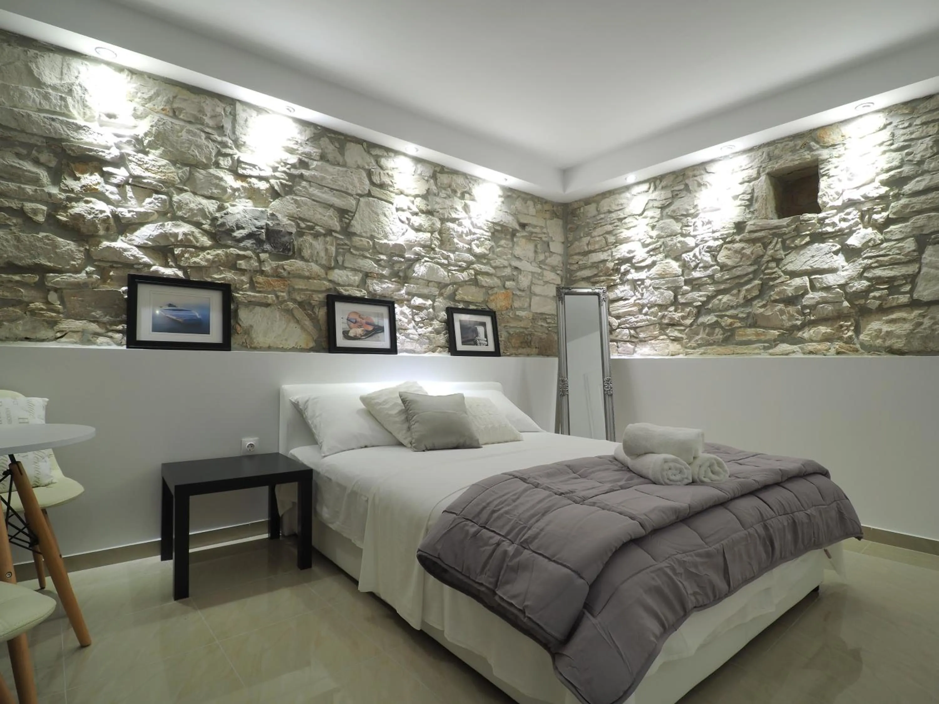 Bed in Captain Emo City Apartments