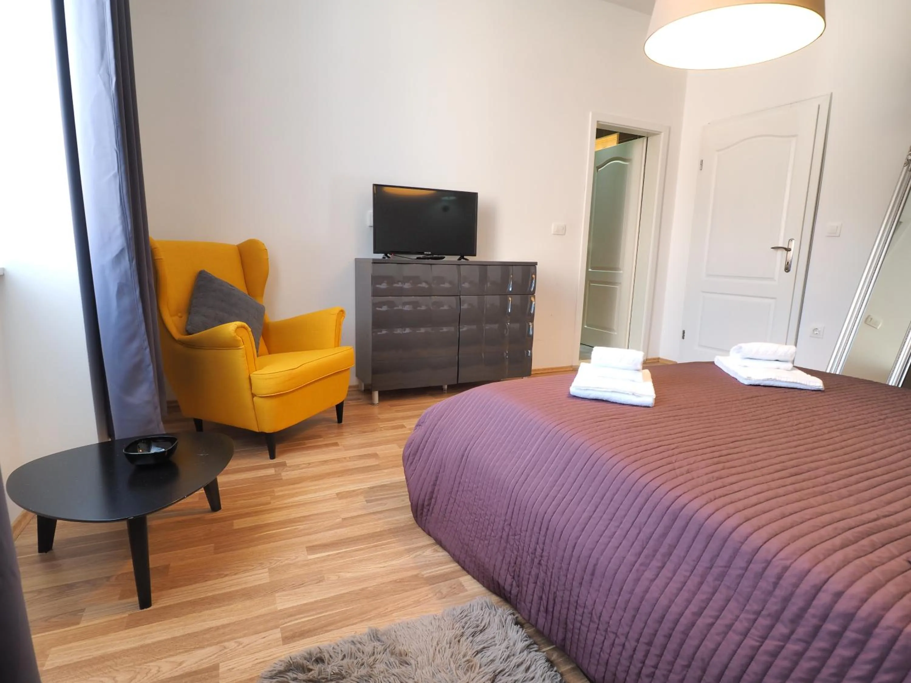 Photo of the whole room, Bed in Captain Emo City Apartments