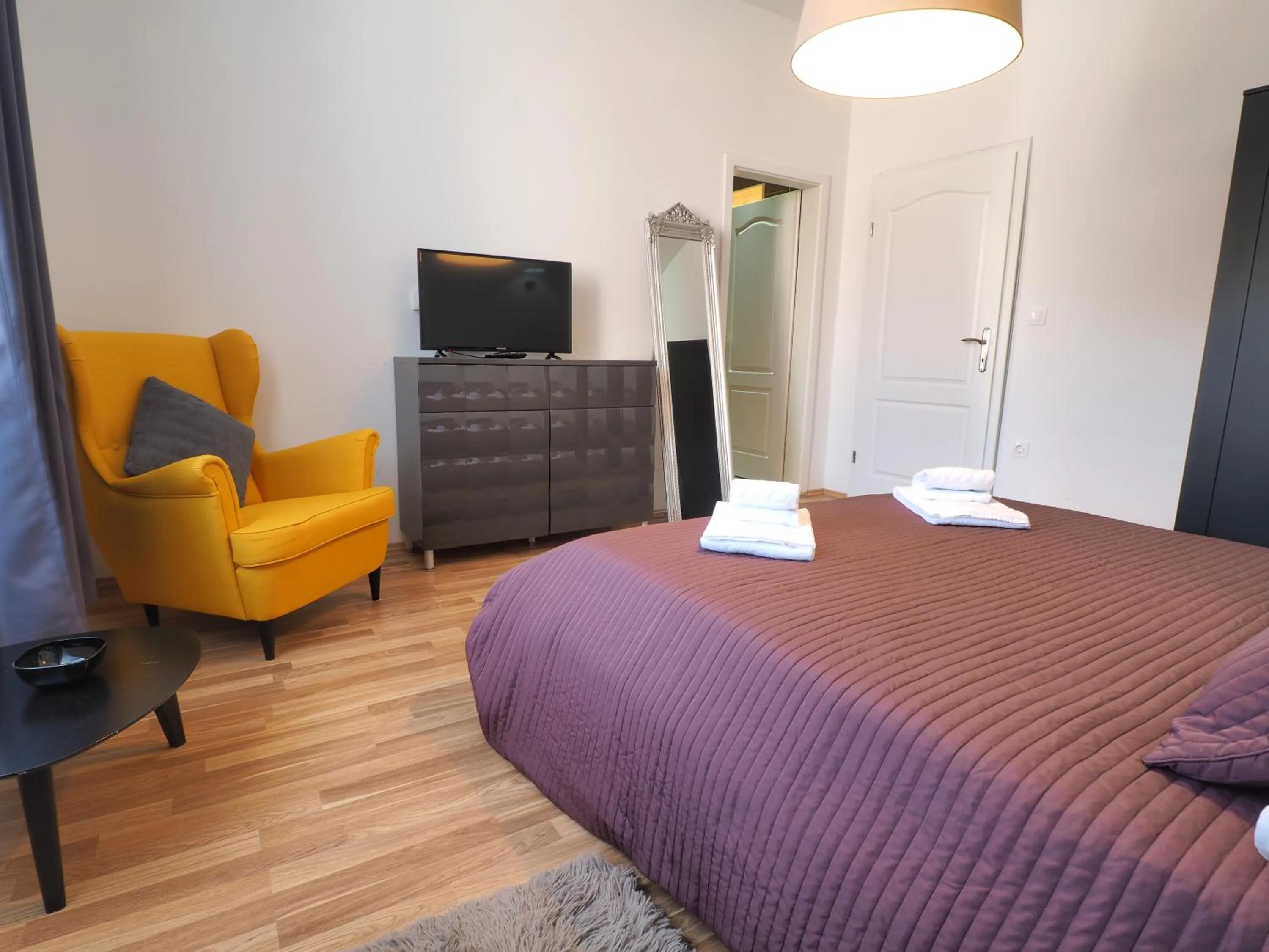 Photo of the whole room, Bed in Captain Emo City Apartments