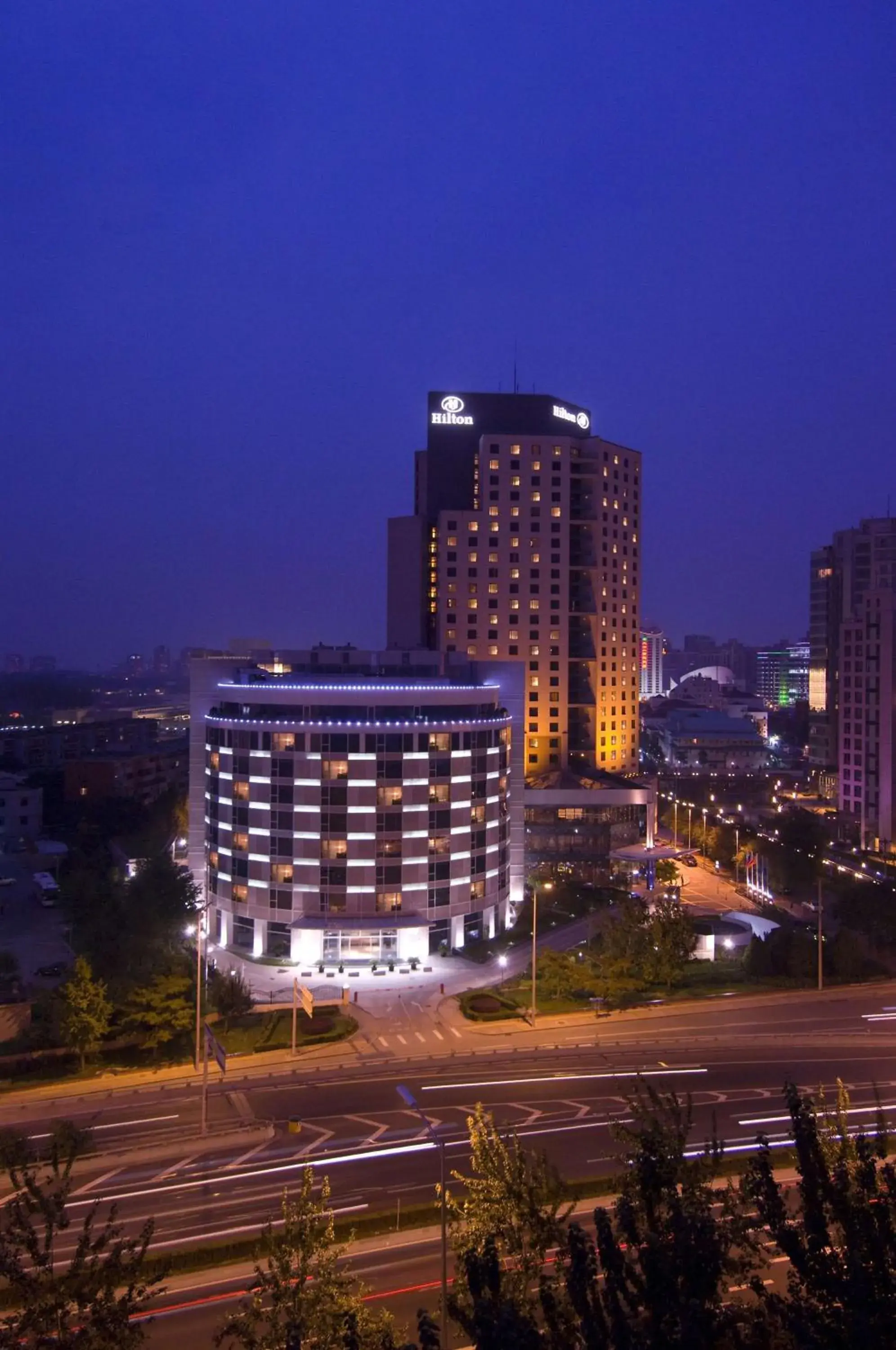 Property building in Hilton Beijing - Close to Capital Airport Express Subway & Liangma River located in the Embassy area Property building in Hilton Beijing - Close to Capital Airport Express Subway & Liangma River located in the Embassy area