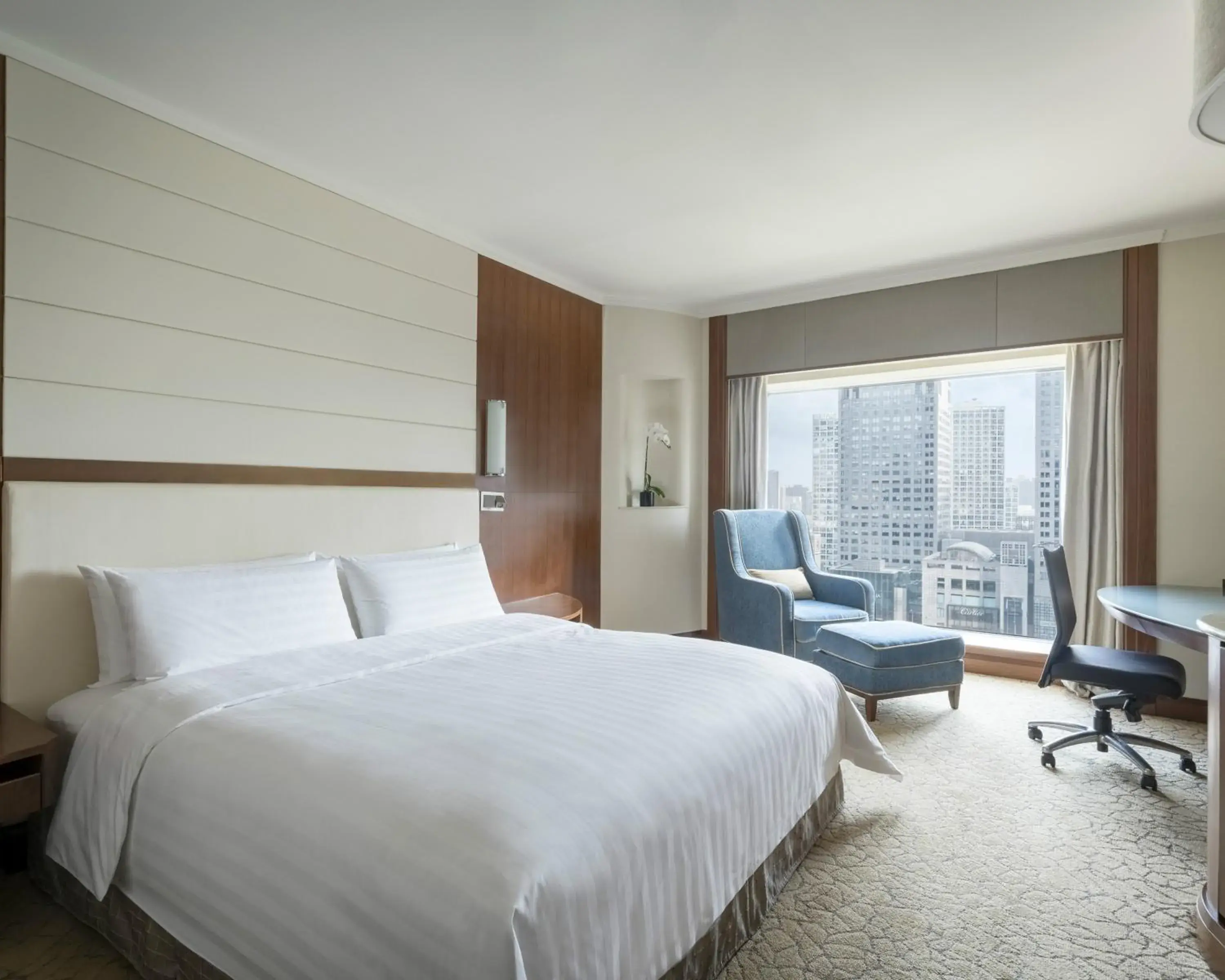 Bedroom, Bed in China World Hotel, Beijing Bedroom, Bed in China World Hotel, Beijing