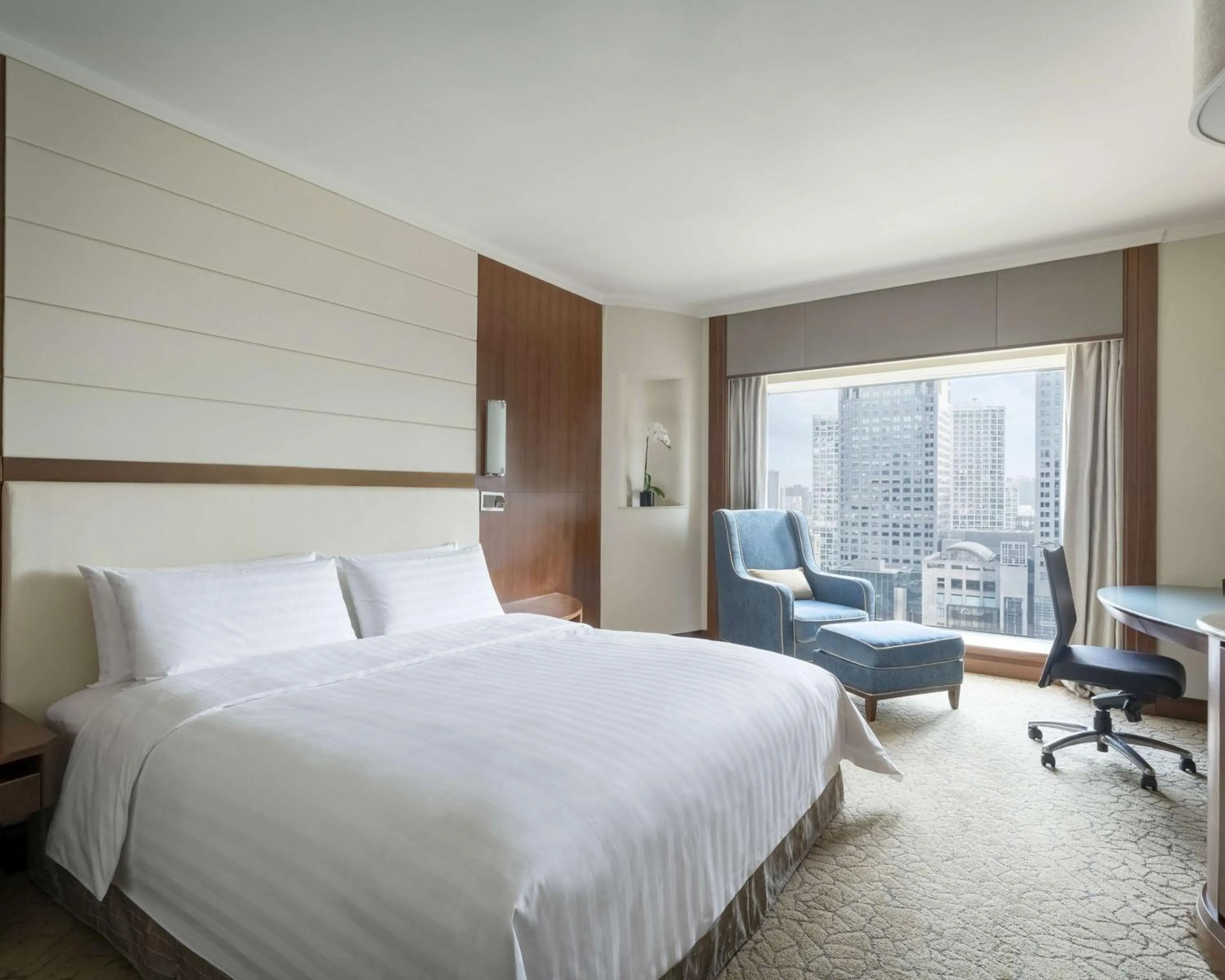 Photo of the whole room, Bed in China World Hotel, Beijing