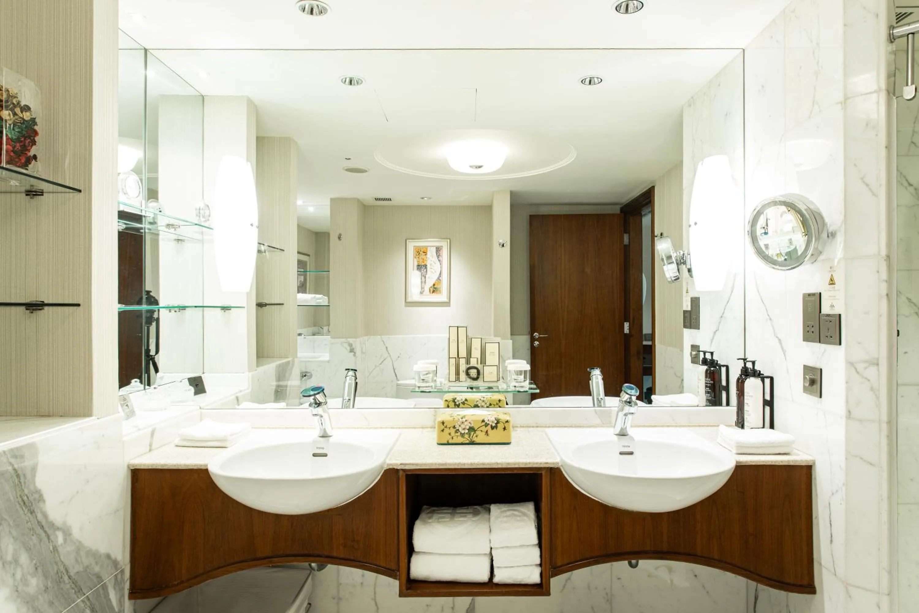 Bathroom in China World Hotel, Beijing