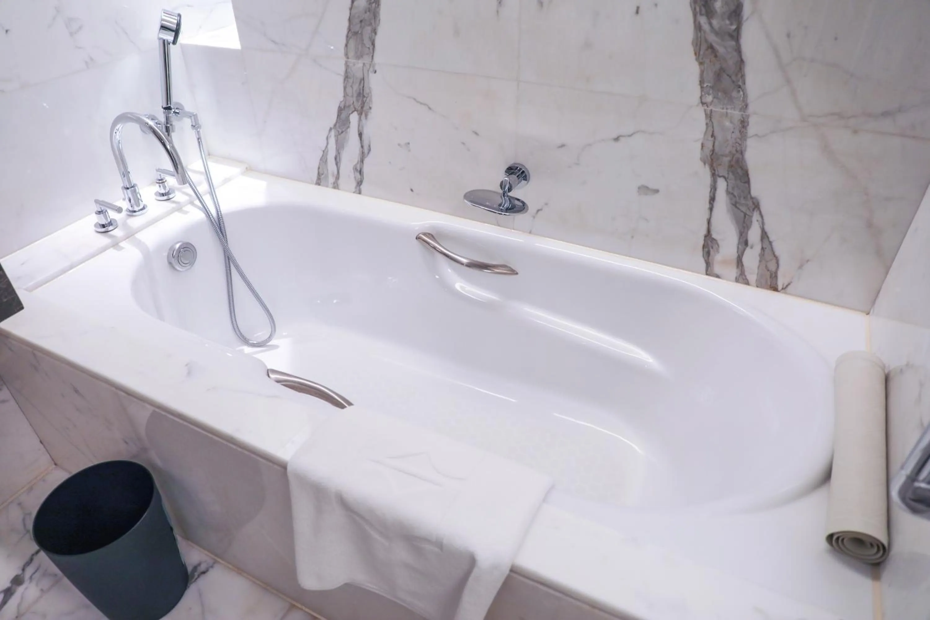 Hot Tub in Shangri-La Beijing