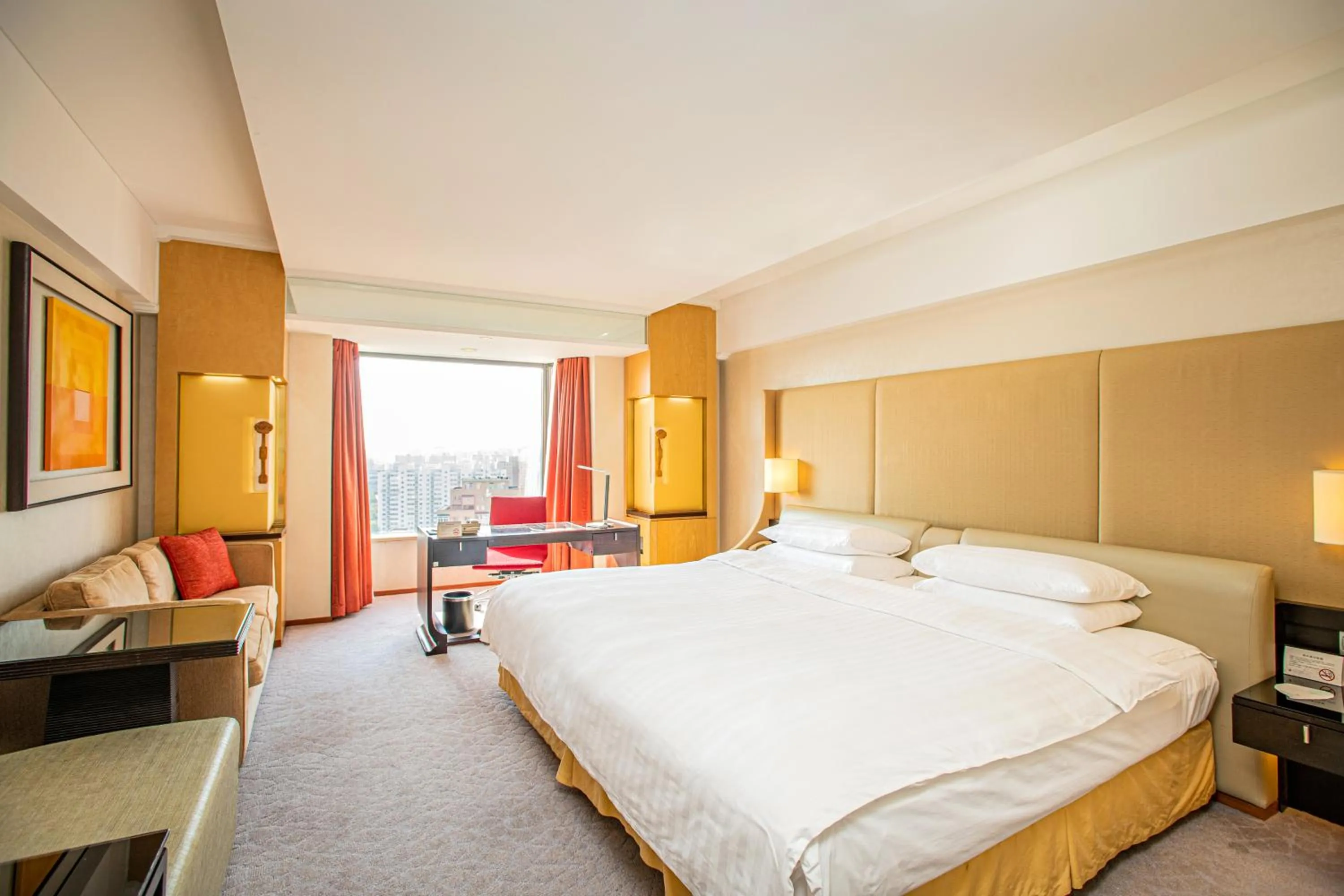 room service, Bed in Shangri-La Beijing