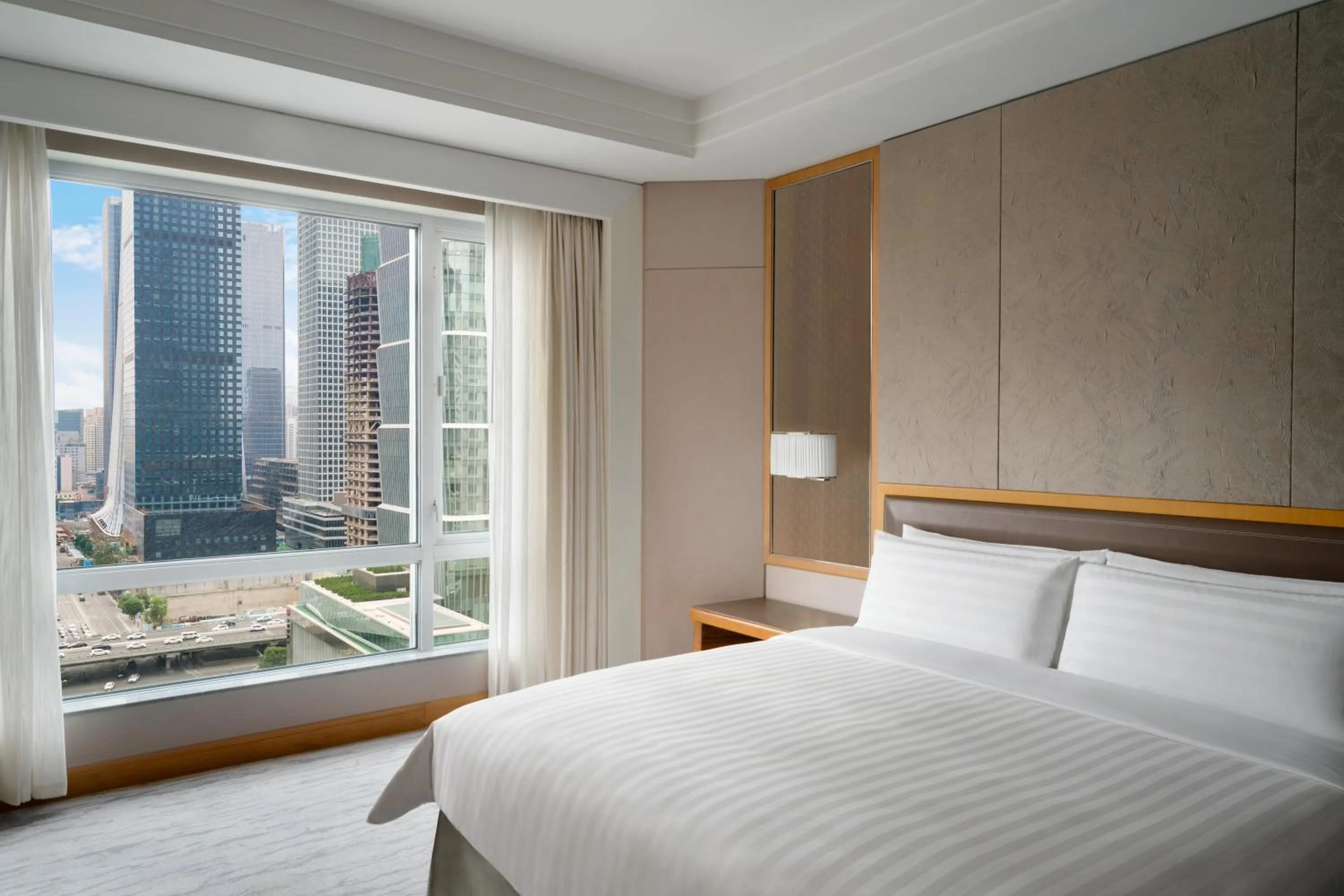 Bed in Kerry Hotel, Beijing by Shangri-La - 5 Kilometers to The Forbidden City