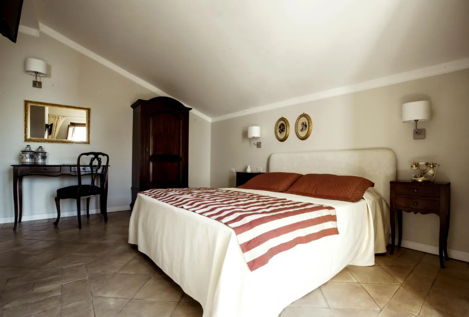 Photo of the whole room in Donna Chiara