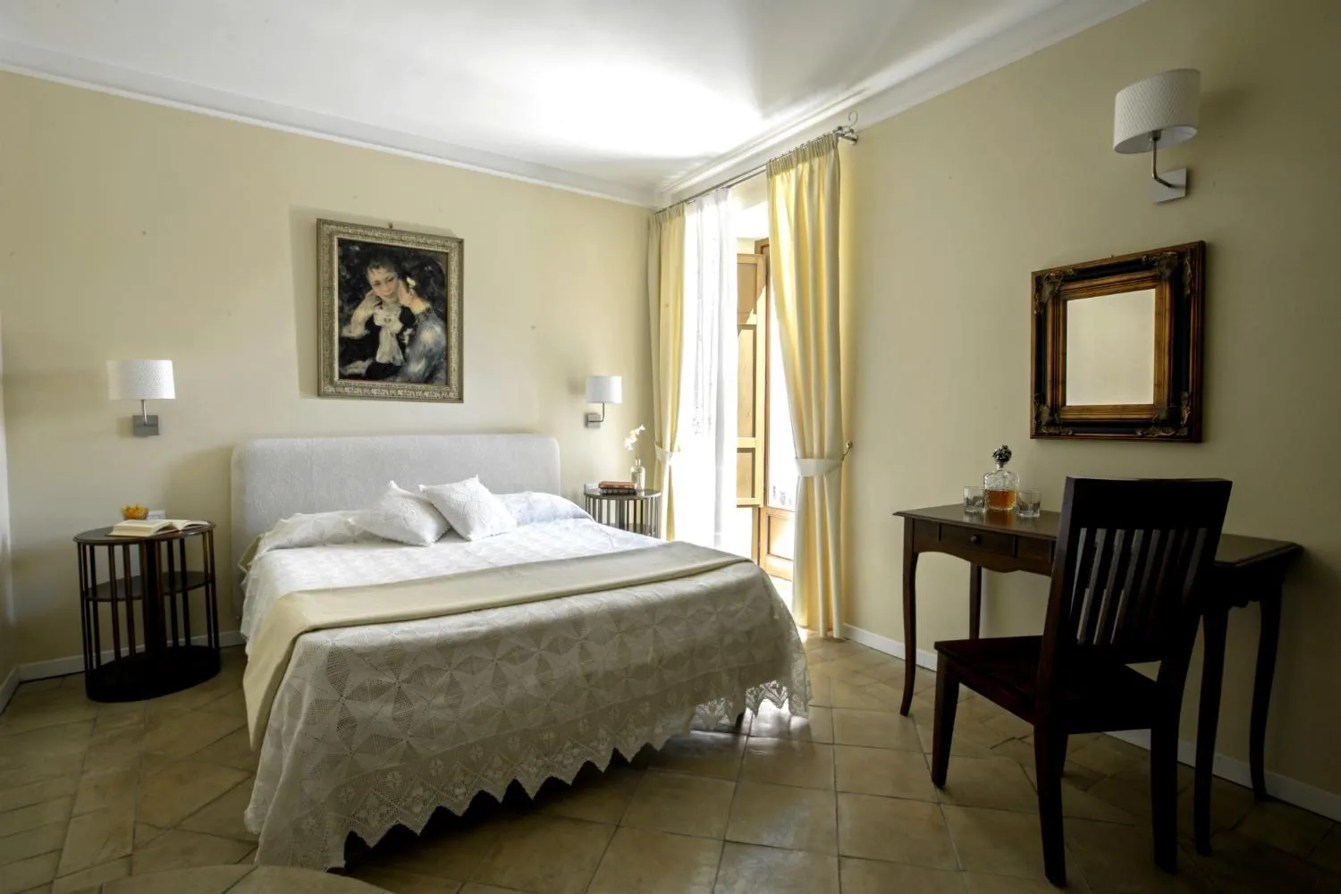 Photo of the whole room in Donna Chiara