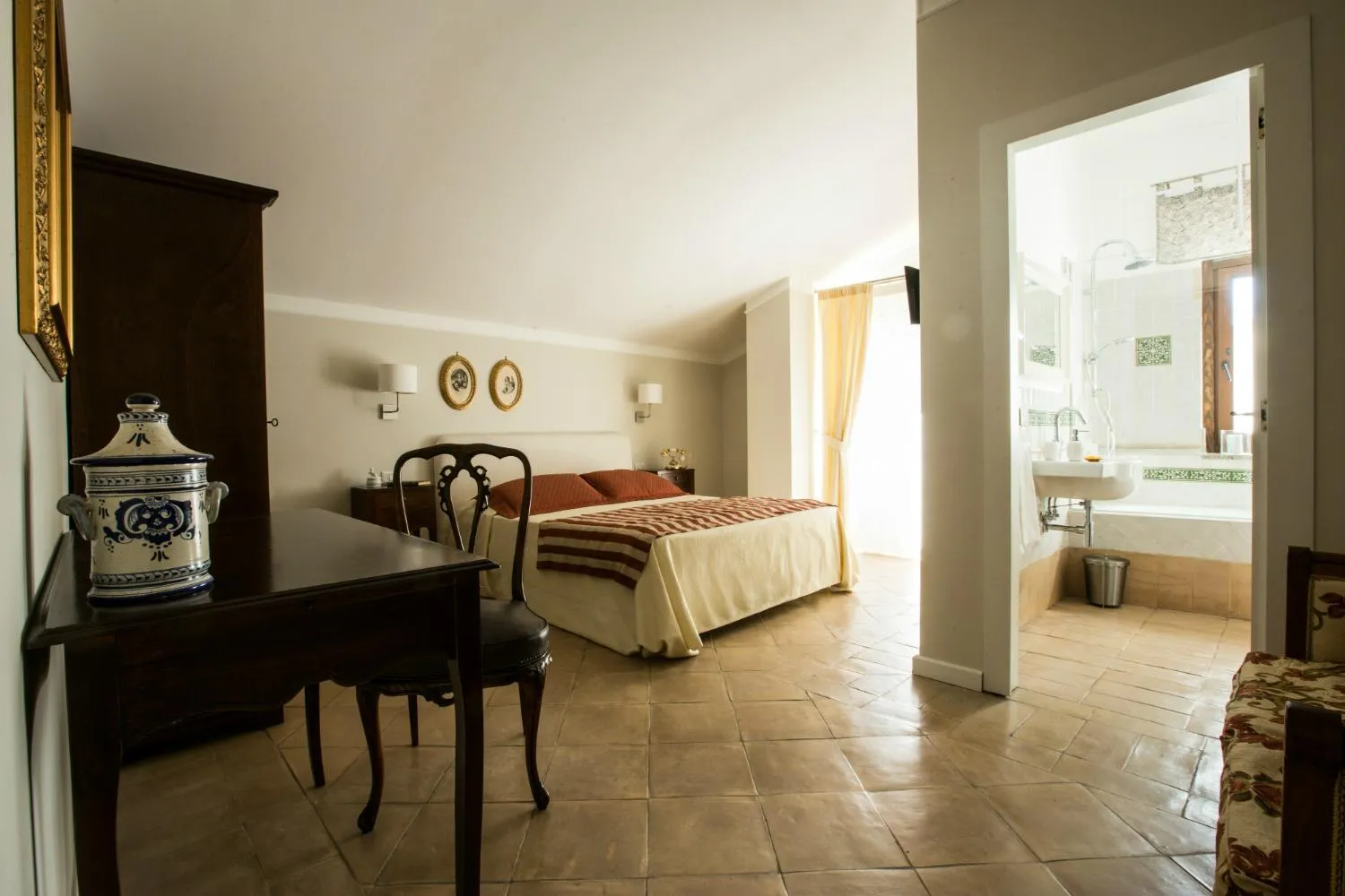 Photo of the whole room in Donna Chiara