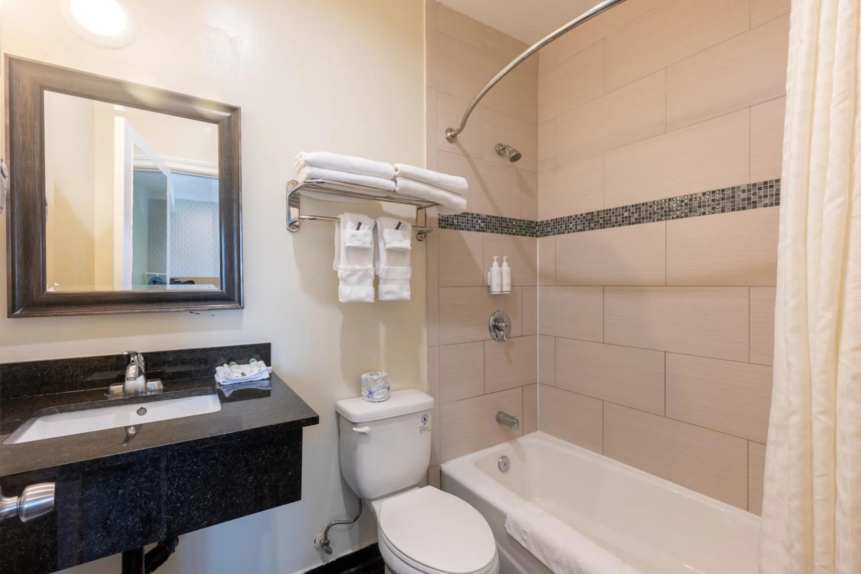 Property building in Hollywood City Inn