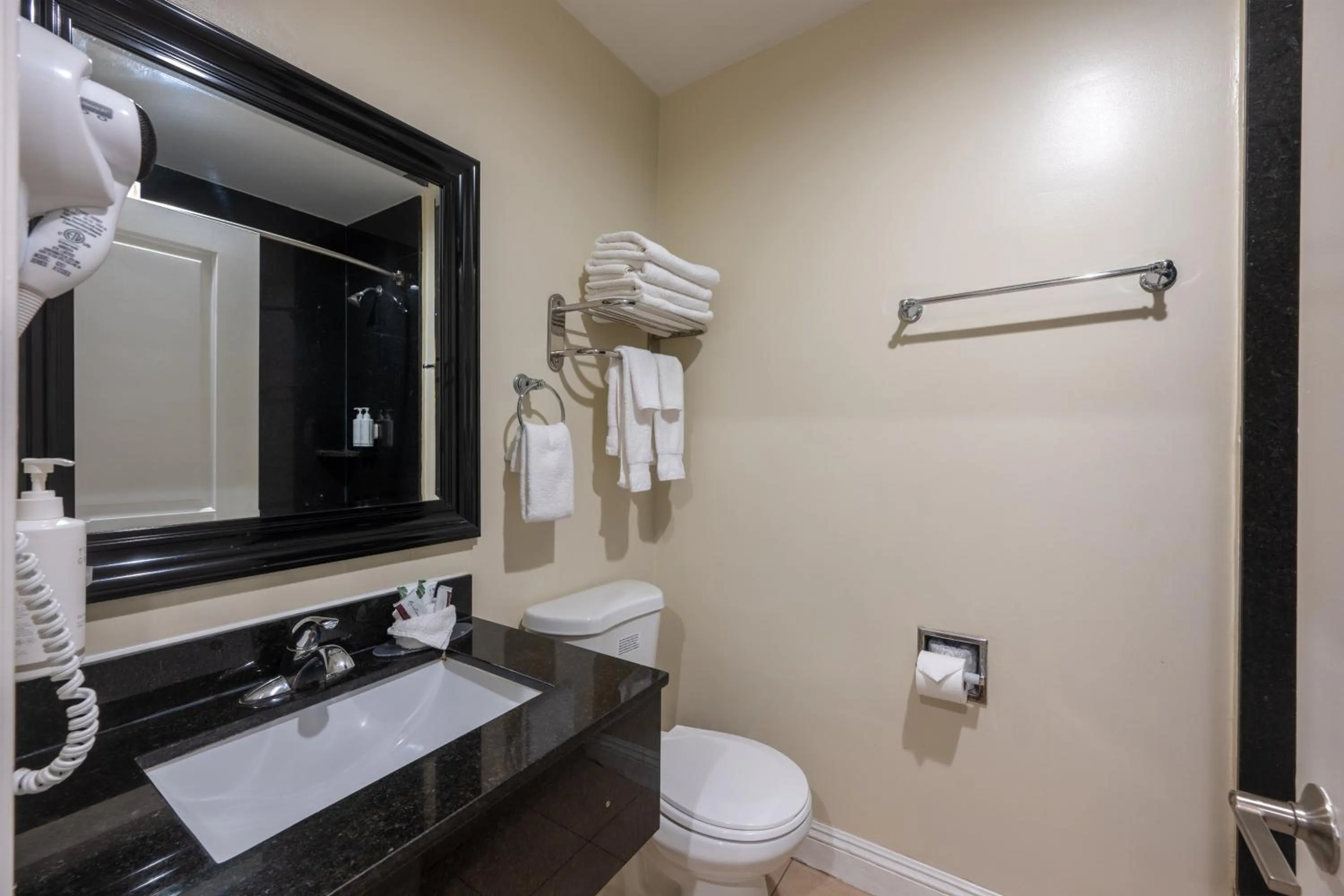 Property building in Hollywood City Inn