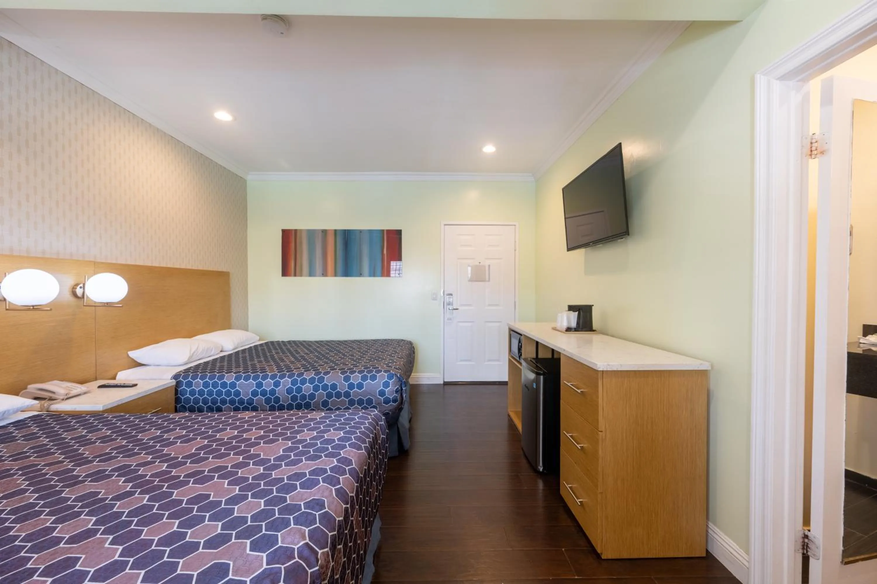 Property building, Bed in Hollywood City Inn